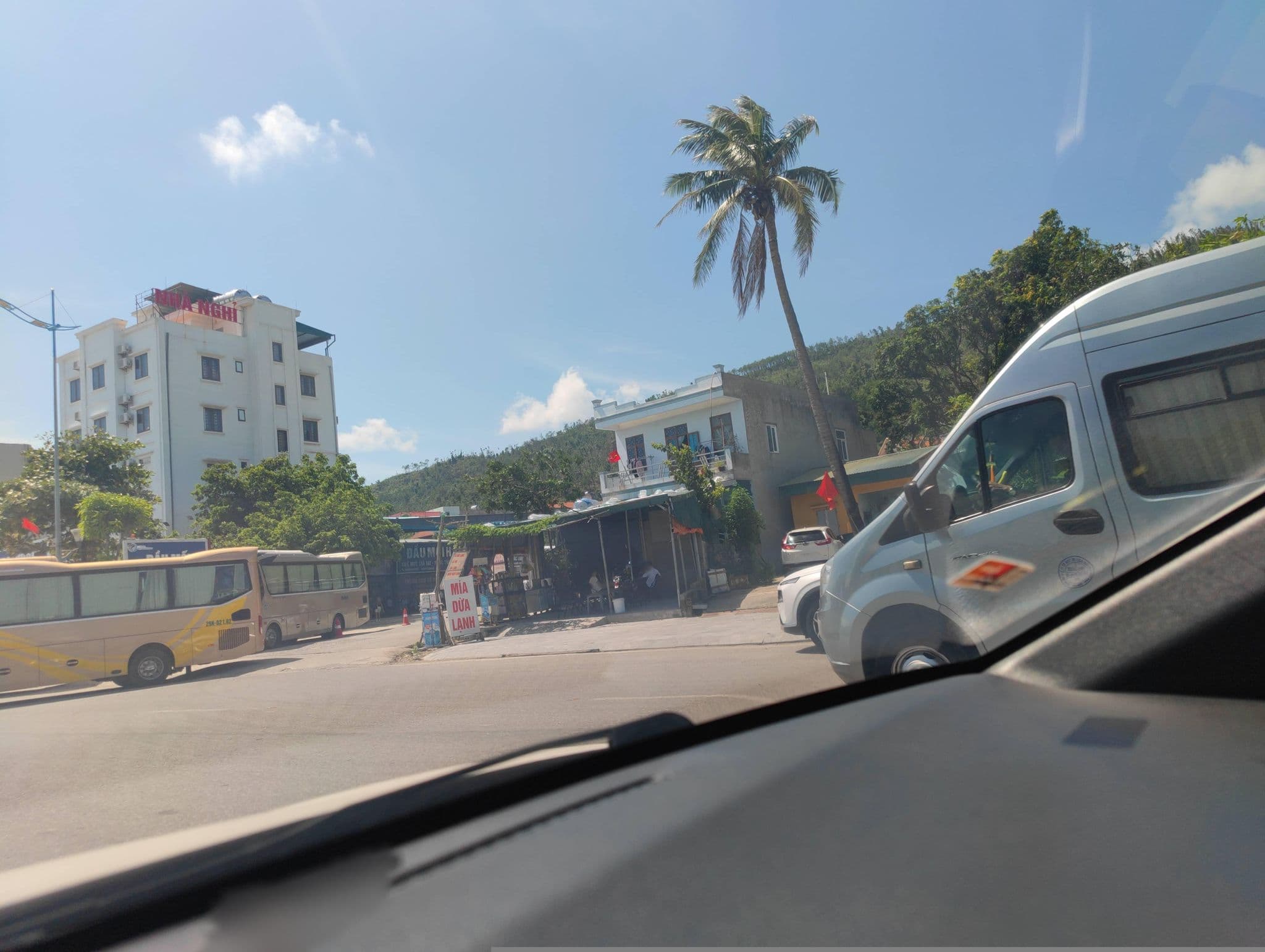 Street view near BMC Thang Long Hotel, Hạ Long — © hn_right_2 (CC BY-SA · Mapillary)