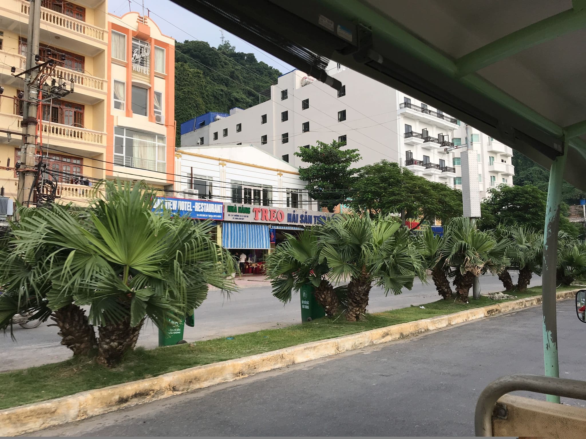Street view near Phoenix Flower Hotel, Cát Bà — © nigelramsay (CC BY-SA · Mapillary)