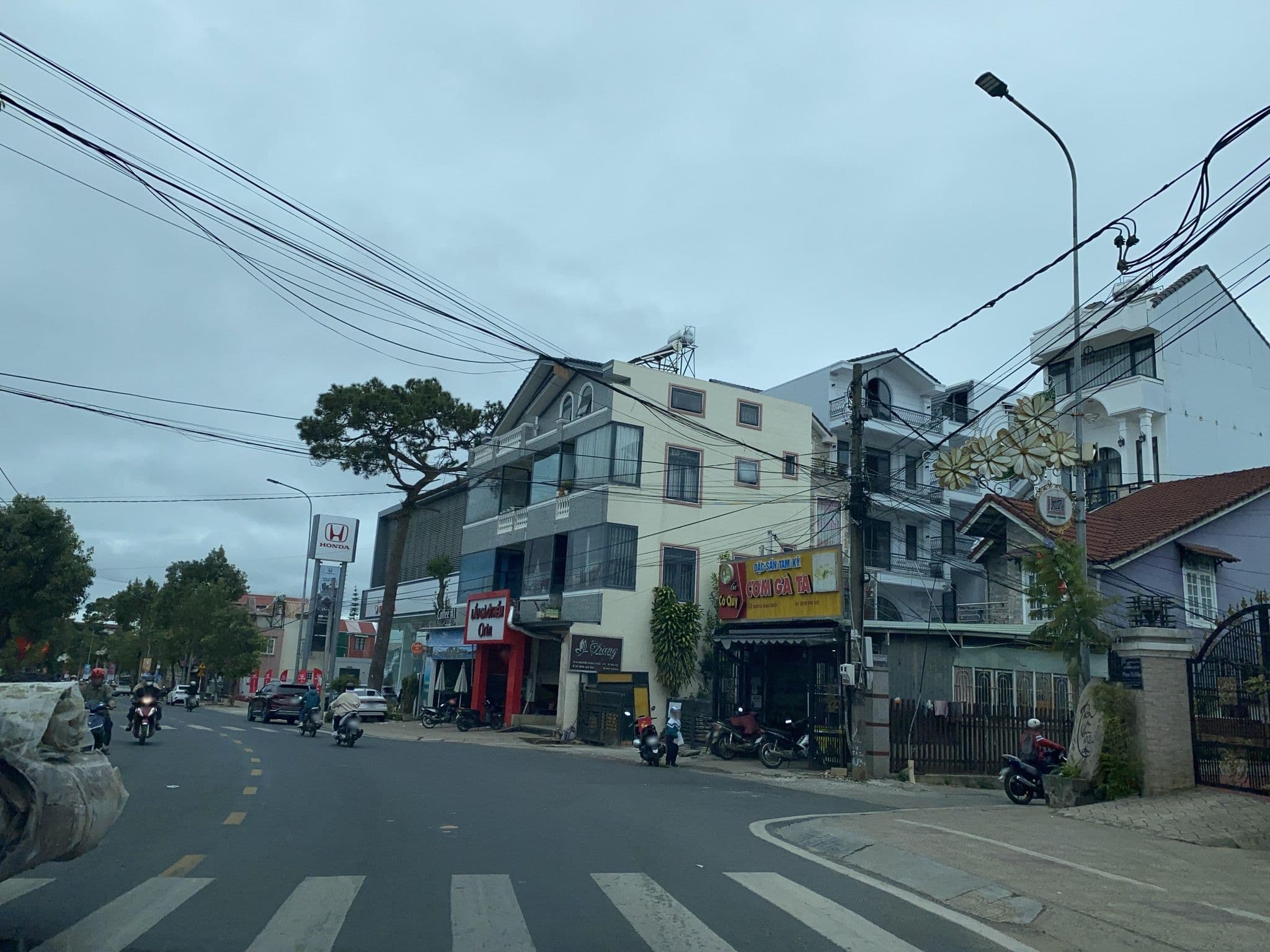 Street view near Banla Boutique Hotel, Ðà Lạt — © DriveWithHoang (CC BY-SA · Mapillary)