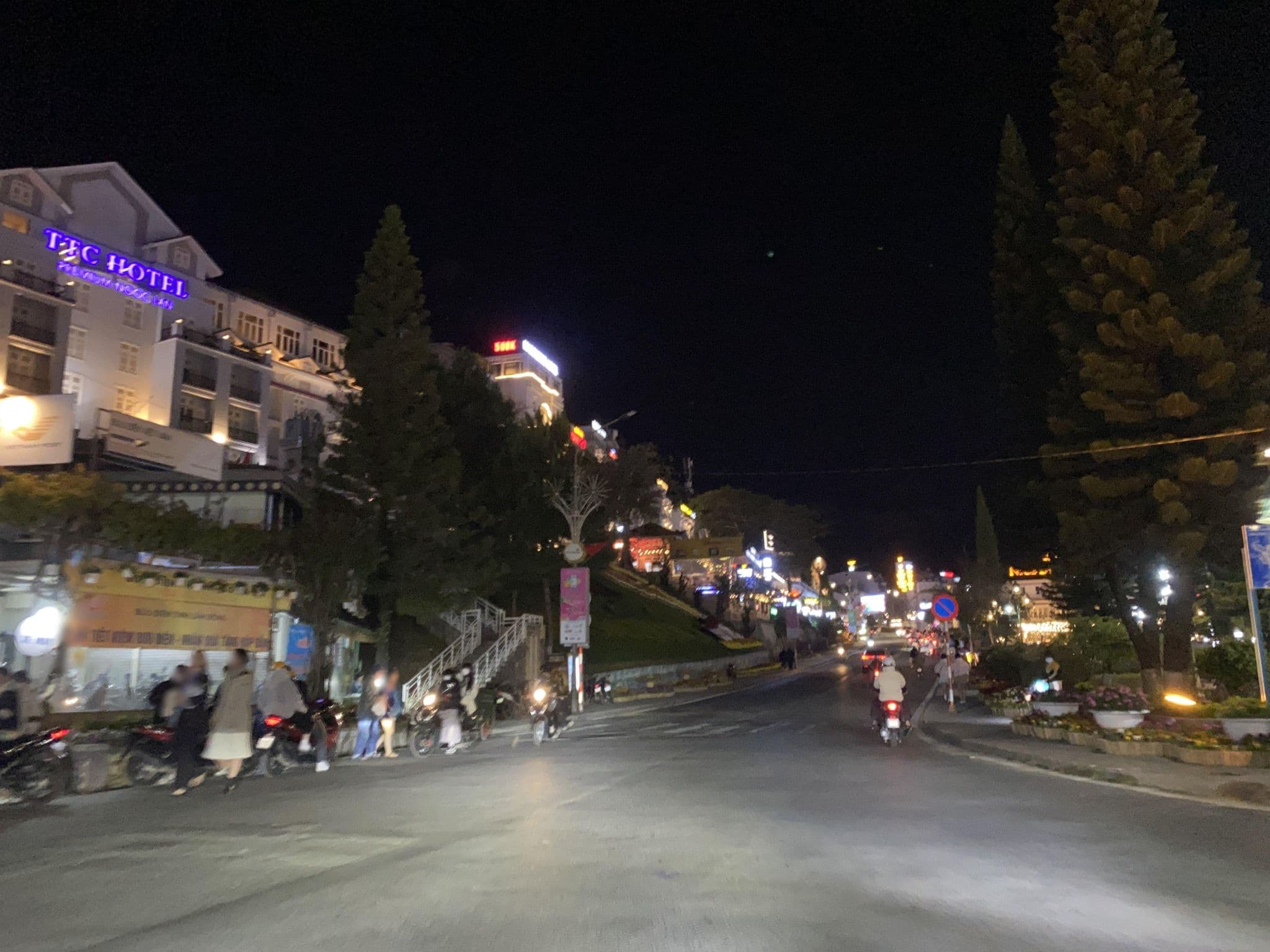 Street view near Mountain Town, Ðà Lạt — © DriveWithHoang (CC BY-SA · Mapillary)