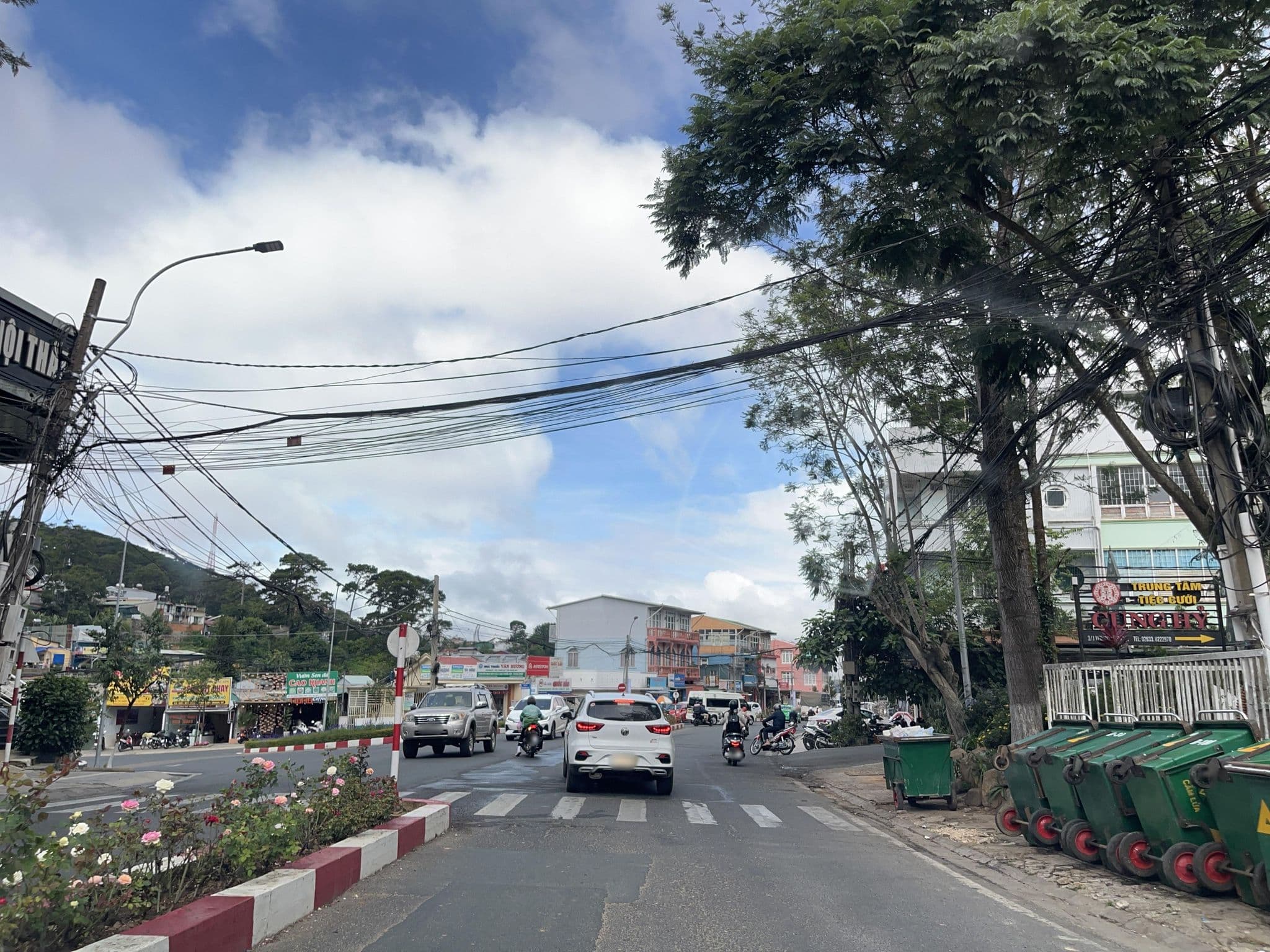 Street view near Dang Uyen Hotel 2, Ðà Lạt — © DriveWithHoang (CC BY-SA · Mapillary)
