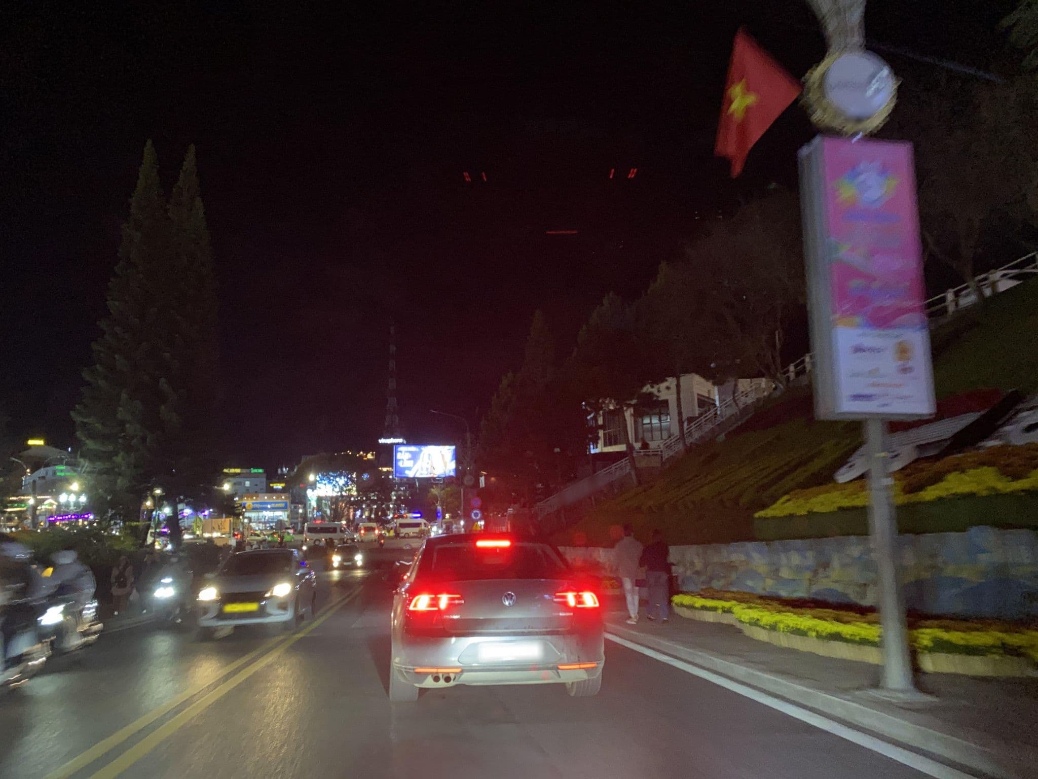 Street view near Rum vàng 2, Ðà Lạt — © DriveWithHoang (CC BY-SA · Mapillary)