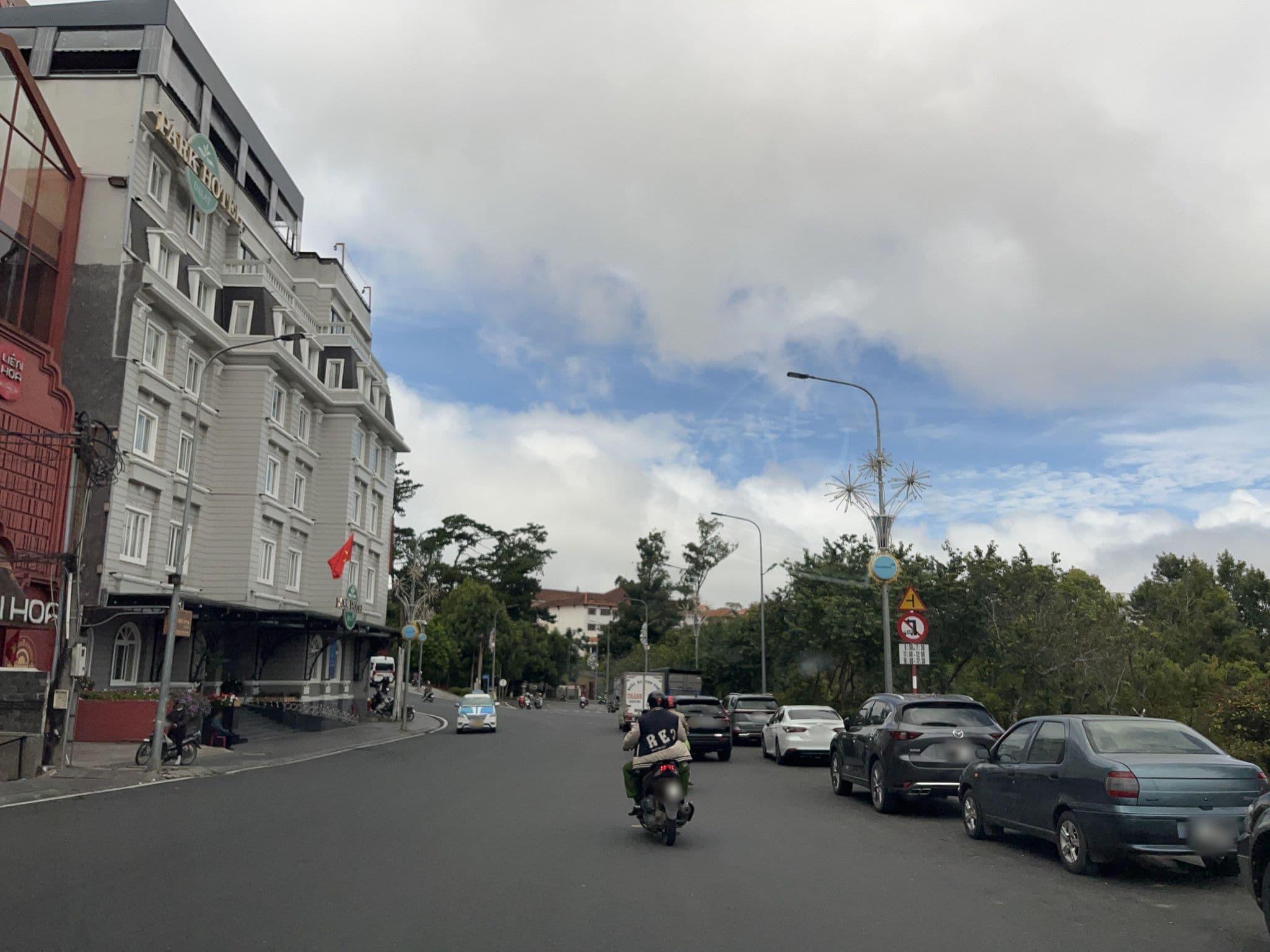 Street view near Room 401 Dalat Plaza, Ðà Lạt — © DriveWithHoang (CC BY-SA · Mapillary)