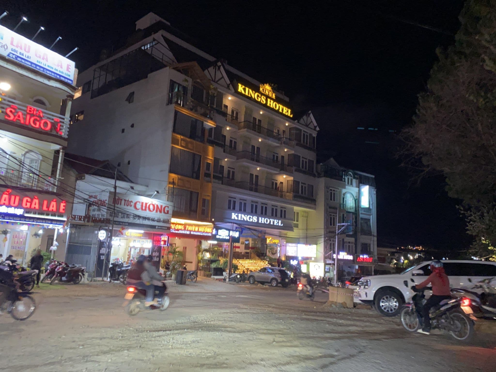 Street view near Nhà Nghỉ Mỹ Hạnh (Bùi Thị Xuân), Ðà Lạt — © DriveWithHoang (CC BY-SA · Mapillary)