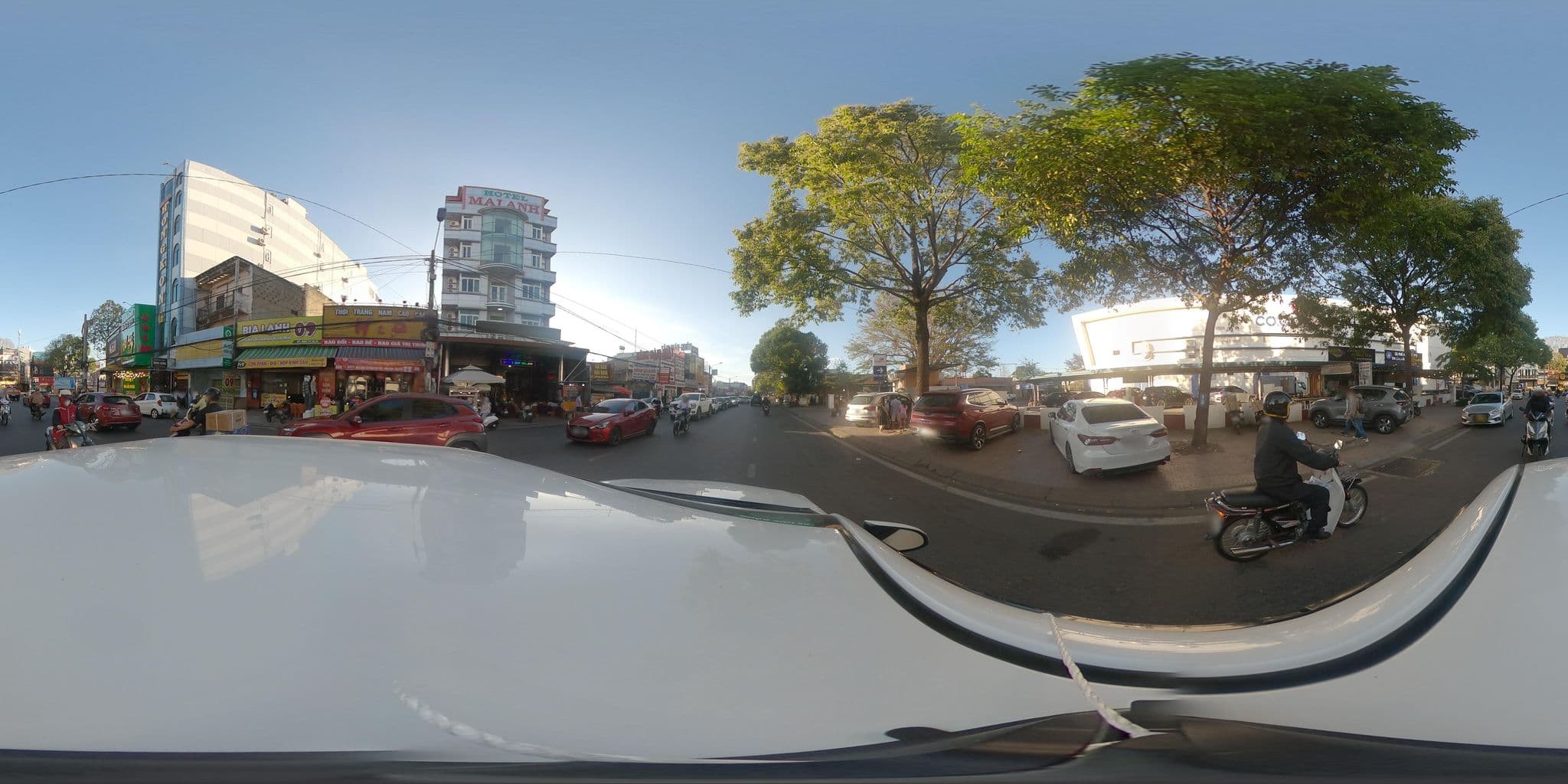 Street view near Mai Anh Hotel, Buôn Ma Thuột — © trung (CC BY-SA · Mapillary)