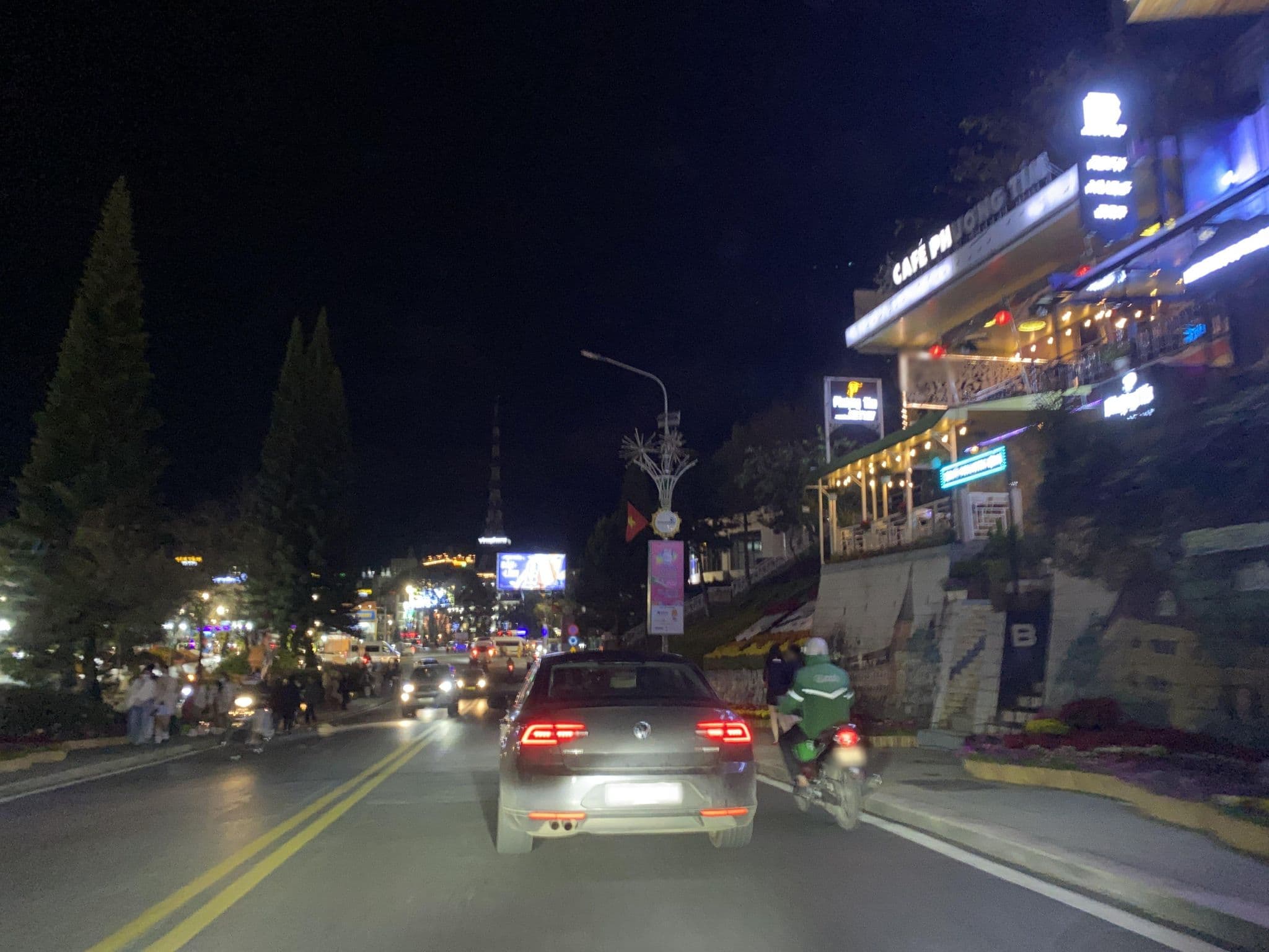 Street view near Khởi Nghĩa Hotel, Ðà Lạt — © DriveWithHoang (CC BY-SA · Mapillary)