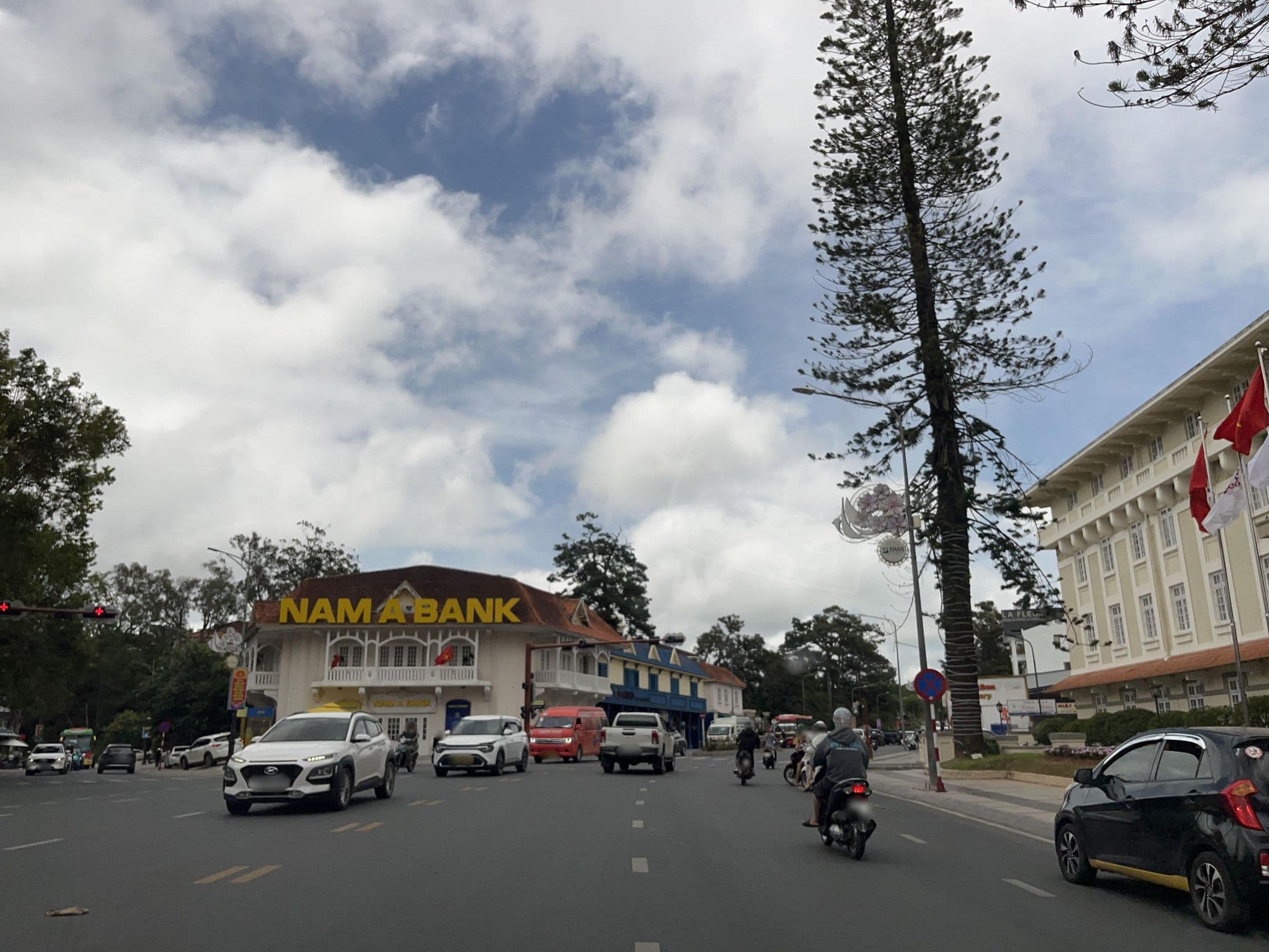 Street view near Vanilla Dalat Hotel, Ðà Lạt — © DriveWithHoang (CC BY-SA · Mapillary)