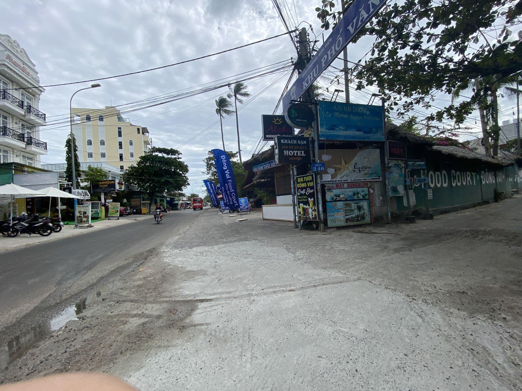 Street view near Pham Gia Hotel, Mui Ne — © vadi (CC BY-SA · Mapillary)