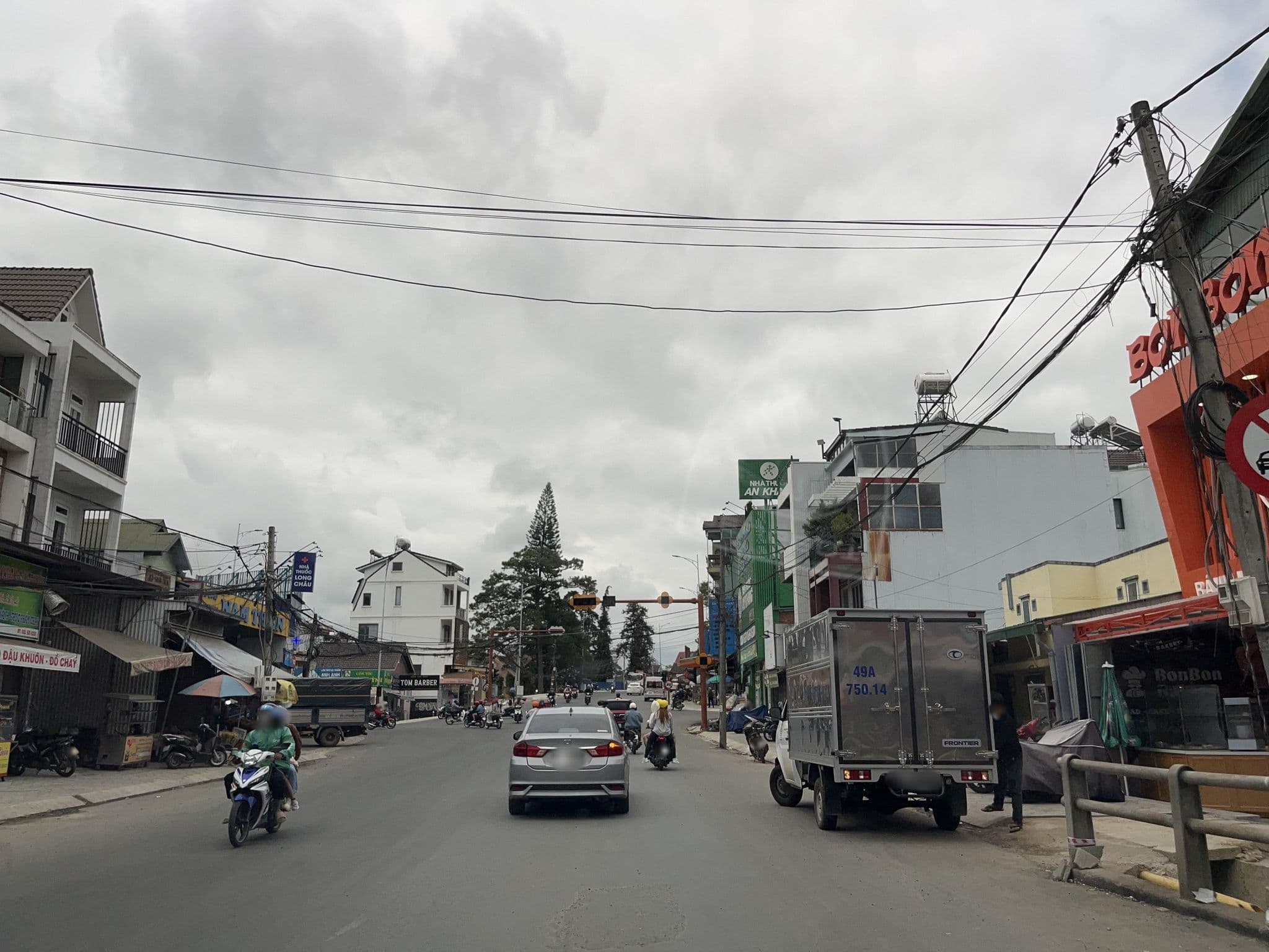 Street view near White Horse Hotel & Restaurant, Ðà Lạt — © DriveWithHoang (CC BY-SA · Mapillary)