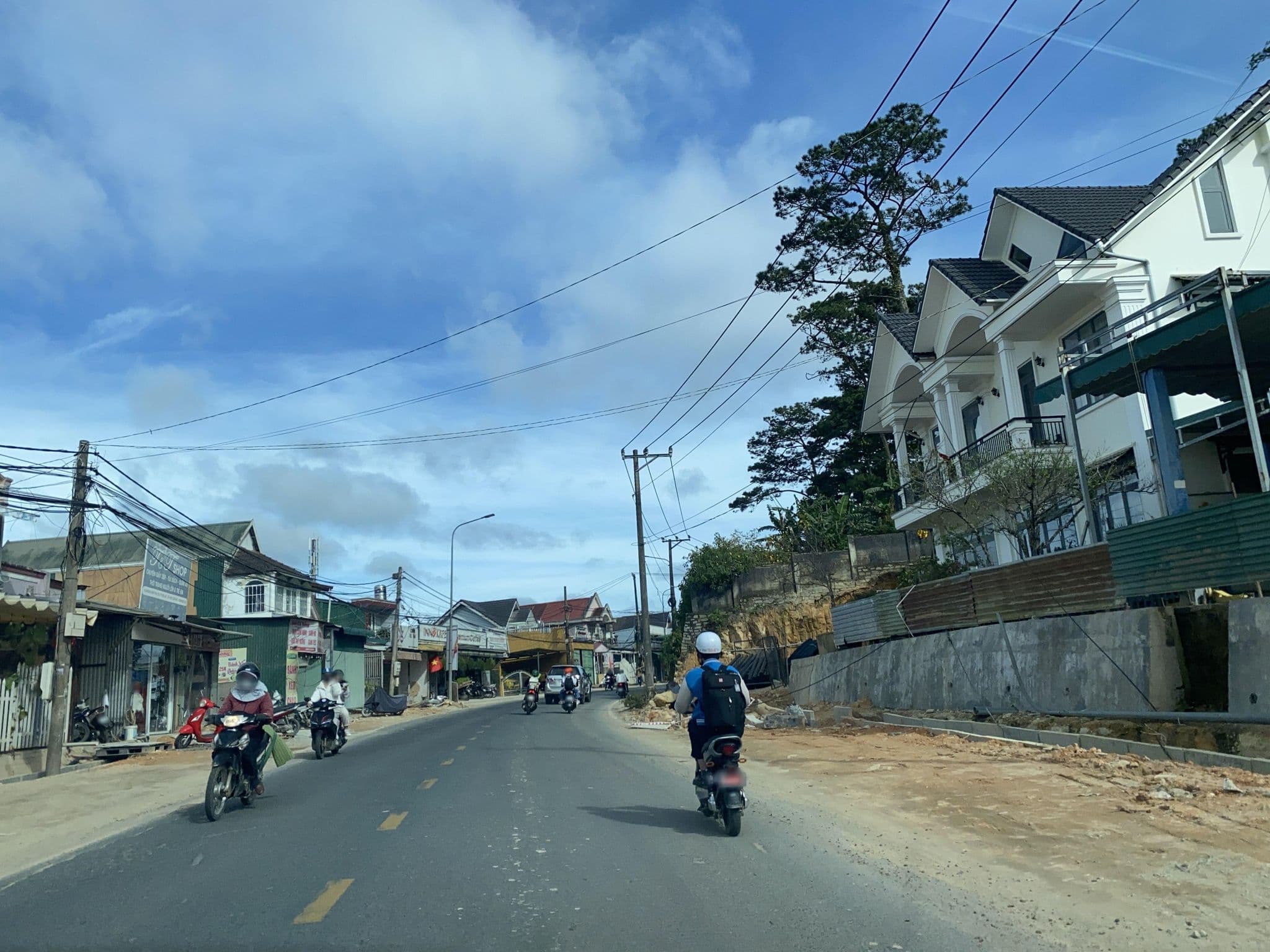 Street view near Cam Ly Hotel Villa, Ðà Lạt — © DriveWithHoang (CC BY-SA · Mapillary)