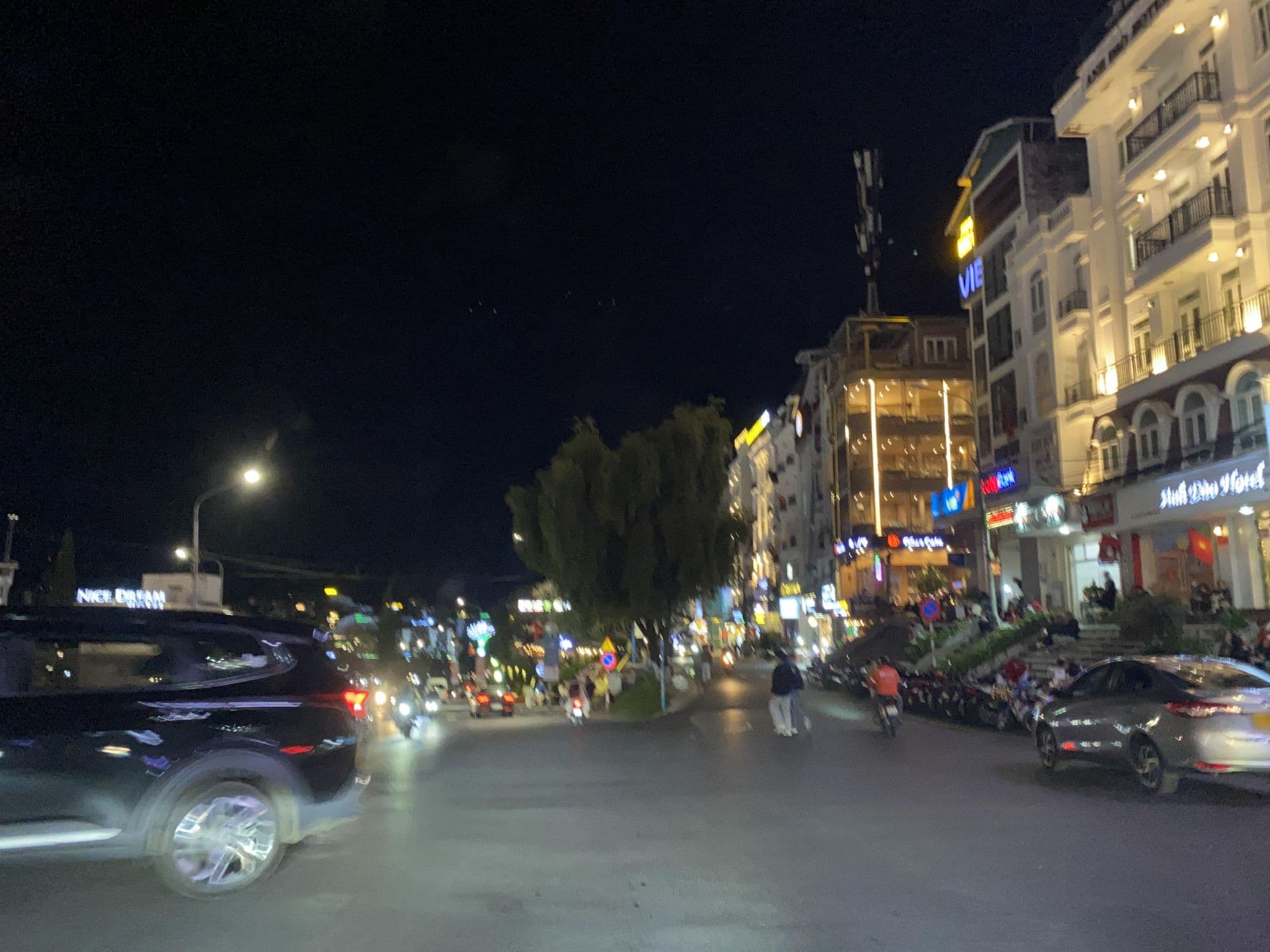 Street view near Anh Dao Hotel, Ðà Lạt — © DriveWithHoang (CC BY-SA · Mapillary)