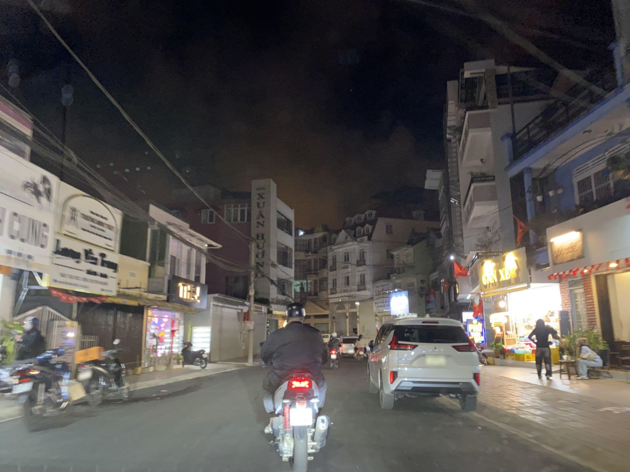 Street view near Cam Tu Cao Hotel, Ðà Lạt — © DriveWithHoang (CC BY-SA · Mapillary)