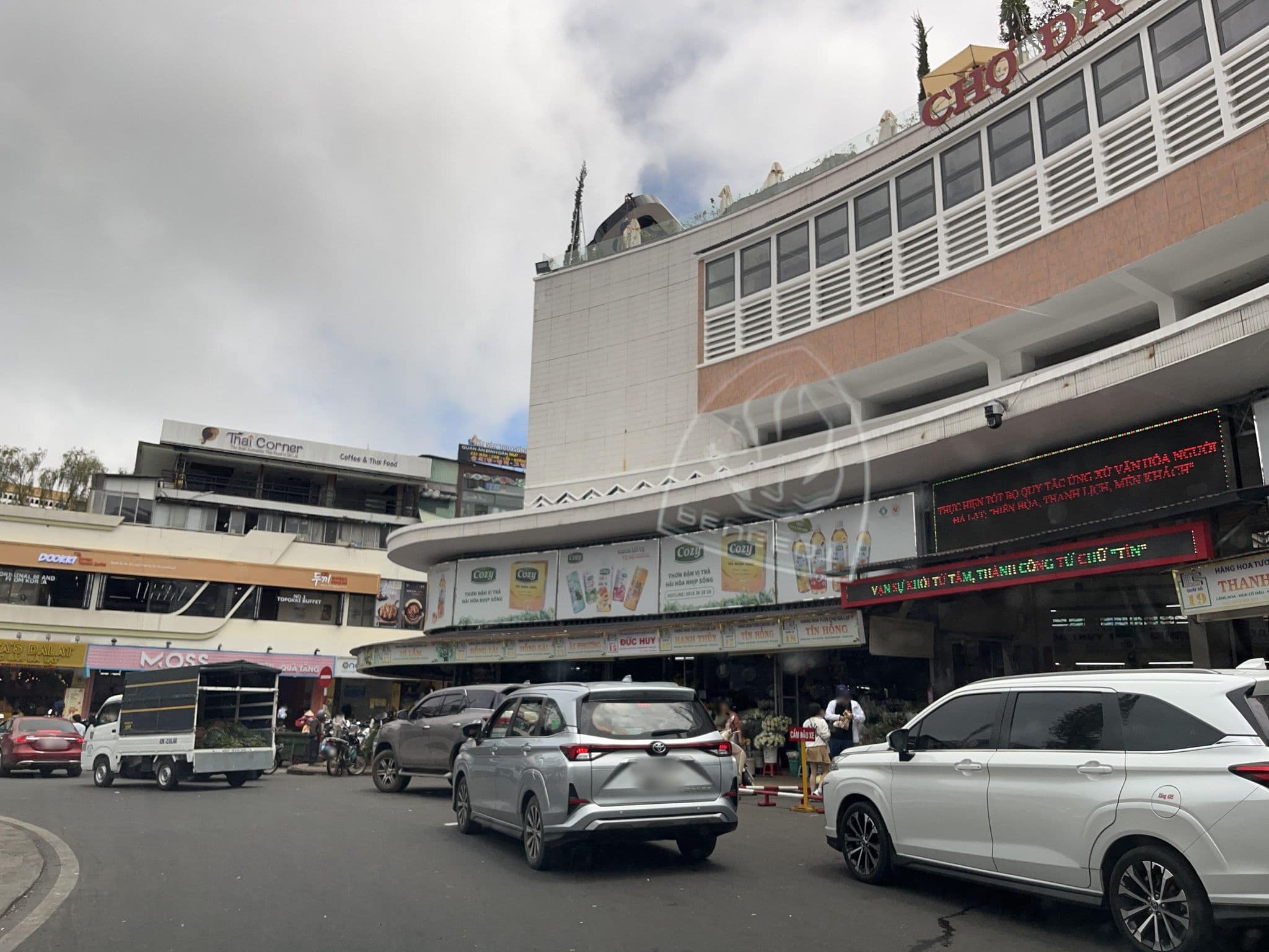 Street view near sandal flora hotel, Ðà Lạt — © DriveWithHoang (CC BY-SA · Mapillary)