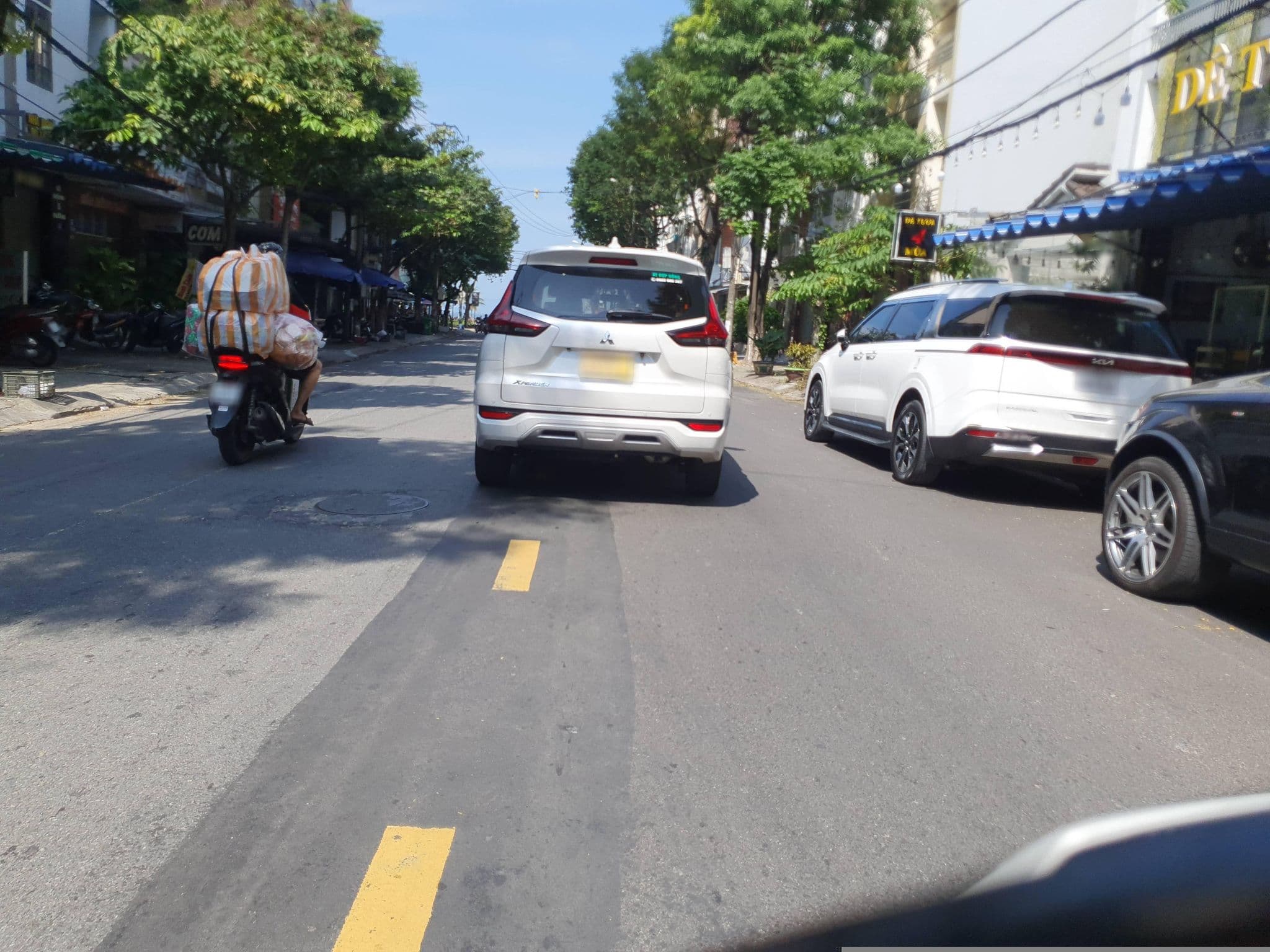 Street view near Swan Hotel, Thanh Khê — © russmcd (CC BY-SA · Mapillary)