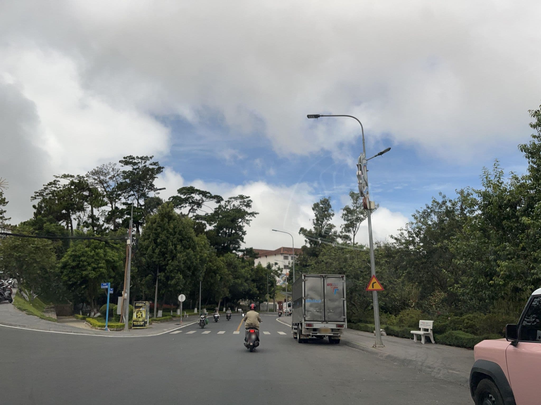 Street view near Dan Chi Hotel, Ðà Lạt — © DriveWithHoang (CC BY-SA · Mapillary)