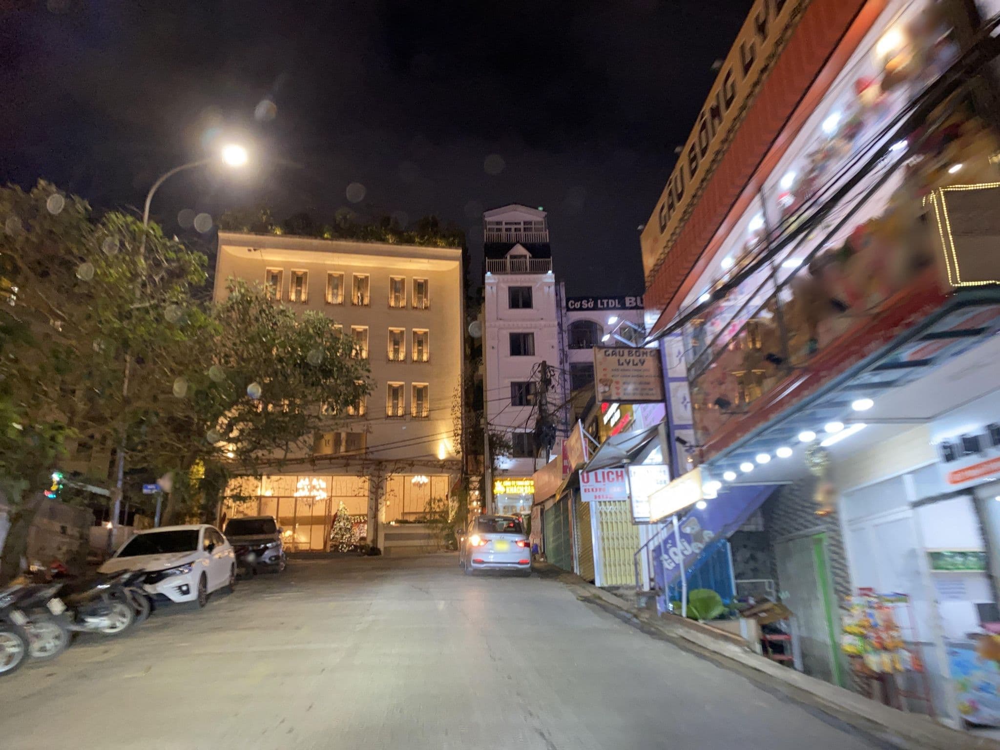 Street view near Le Crécit Boutique Hôtel Dalat, Ðà Lạt — © DriveWithHoang (CC BY-SA · Mapillary)