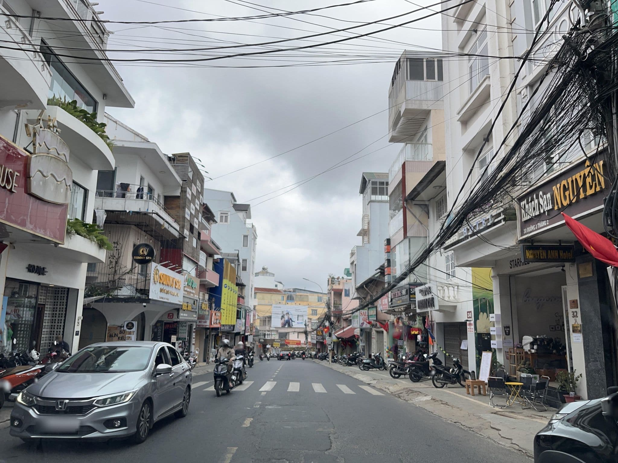 Street view near Khách sạn Ngân hàng Nông Nghiệp, Ðà Lạt — © DriveWithHoang (CC BY-SA · Mapillary)