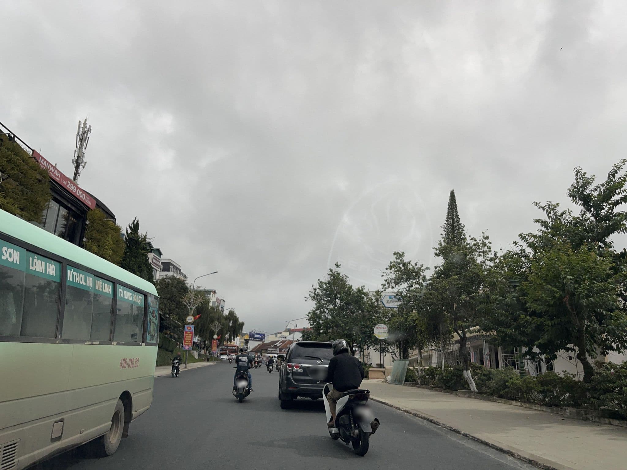 Street view near Royal Hotel, Ðà Lạt — © DriveWithHoang (CC BY-SA · Mapillary)