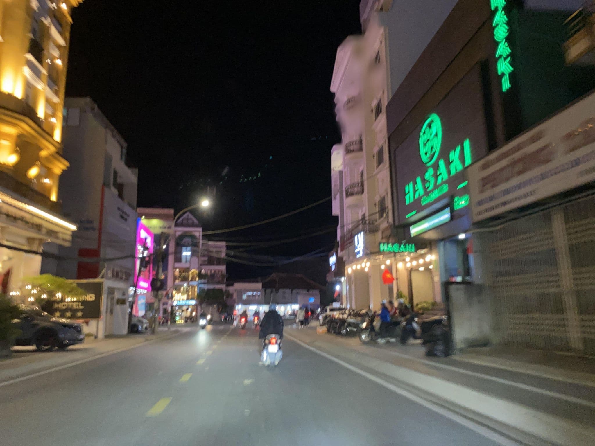 Street view near Mai Thang Hotel, Ðà Lạt — © DriveWithHoang (CC BY-SA · Mapillary)
