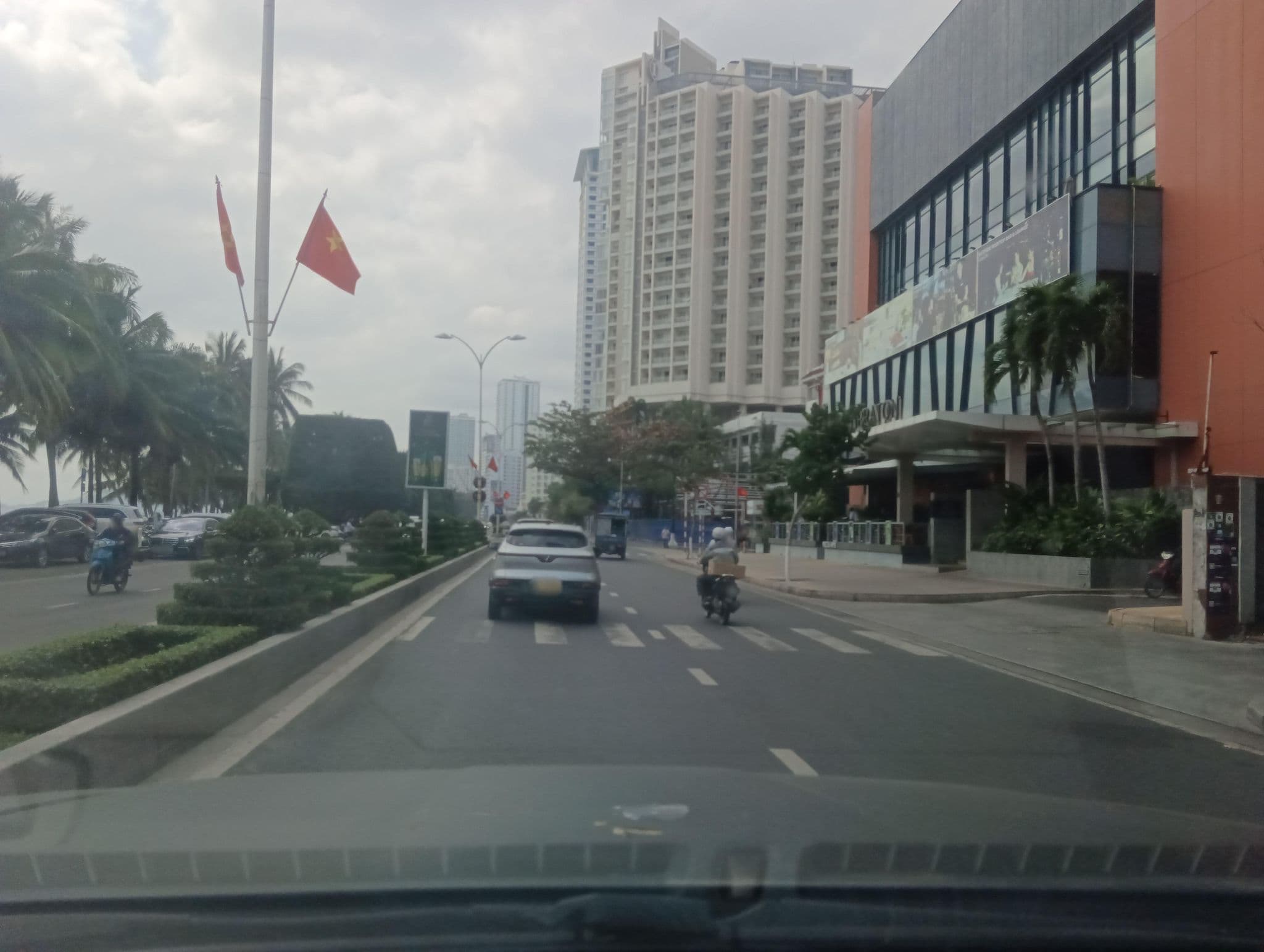 Street view near Luxury Hotel, Nha Trang — © builangbat (CC BY-SA · Mapillary)