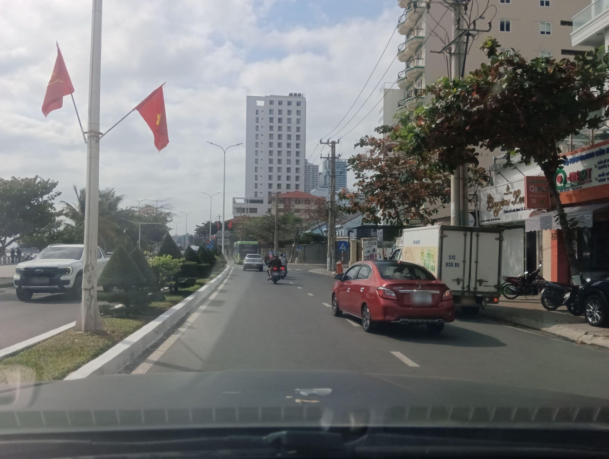 Street view near Nam Hong Hotel, Nha Trang — © builangbat (CC BY-SA · Mapillary)