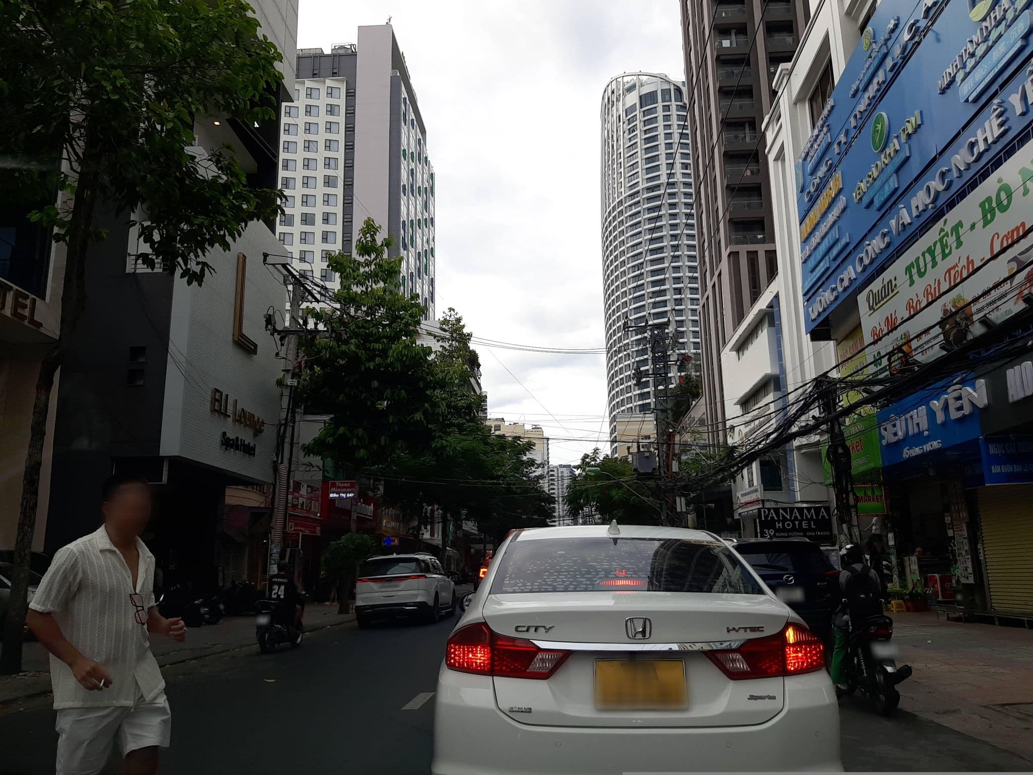 Street view near Amy Hotel, Nha Trang — © DriveWithHoang (CC BY-SA · Mapillary)