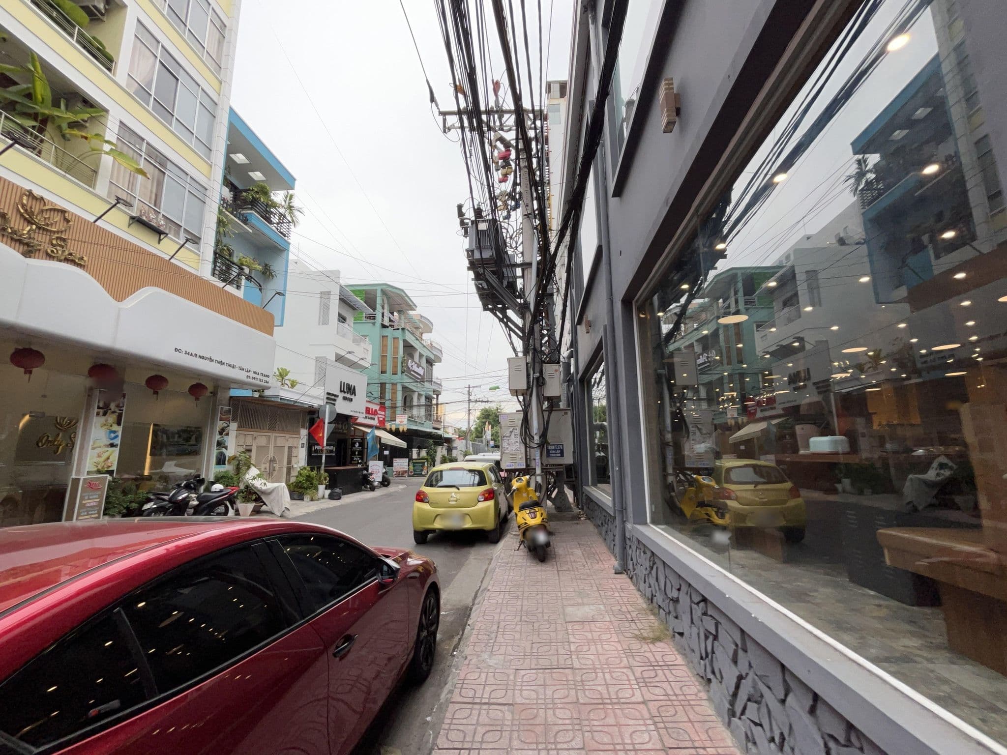Street view near Hoang Dang Hotel, Nha Trang — © ruslan_fat (CC BY-SA · Mapillary)