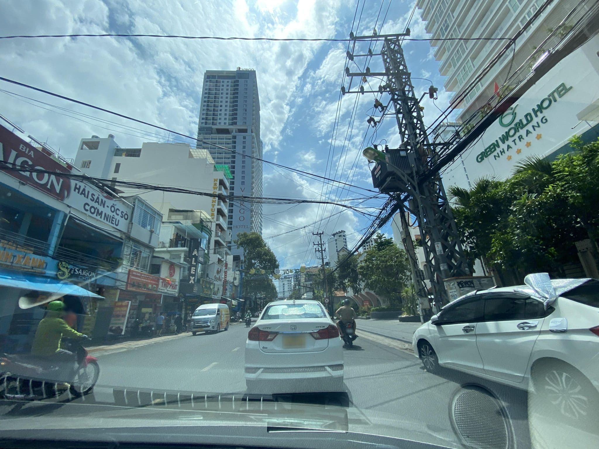 Street view near Hoàng Thuỷ hotel, Nha Trang — © DriveWithHoang (CC BY-SA · Mapillary)