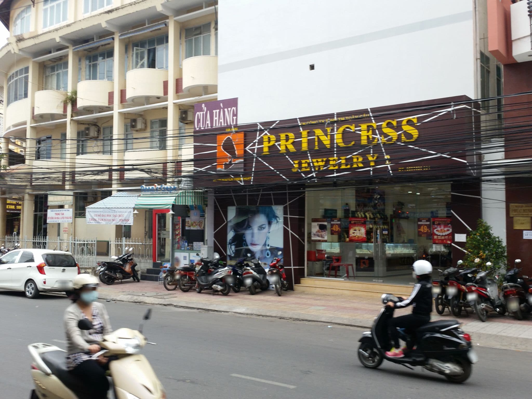 Street view near Royal HPM Hotel, Nha Trang — © wills (CC BY-SA · Mapillary)