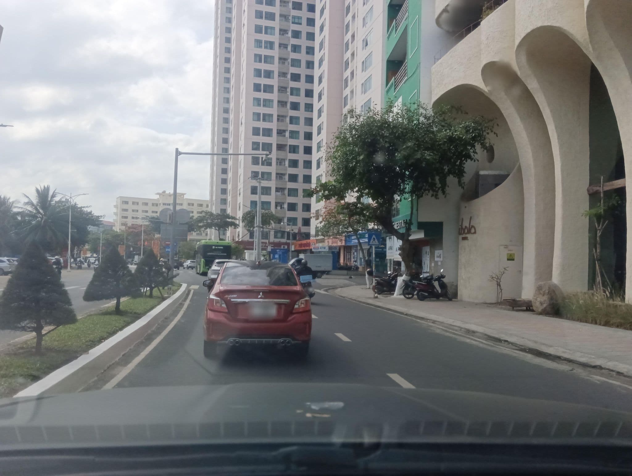 Street view near Minh Nhật Hôtel, Nha Trang — © builangbat (CC BY-SA · Mapillary)