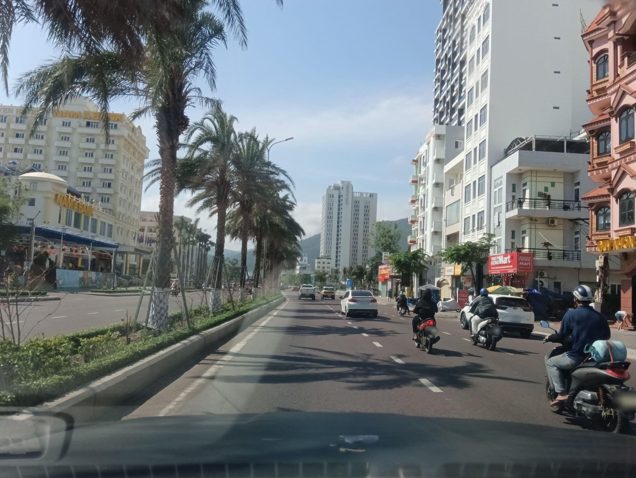 Street view near Hotel Anh Vy, Qui Nhon — © builangbat (CC BY-SA · Mapillary)