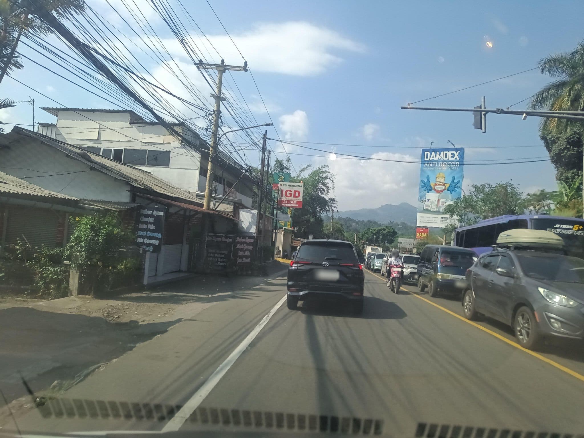 Street view near Amarsya Hotel, Caringin — © hen0ch (CC BY-SA · Mapillary)