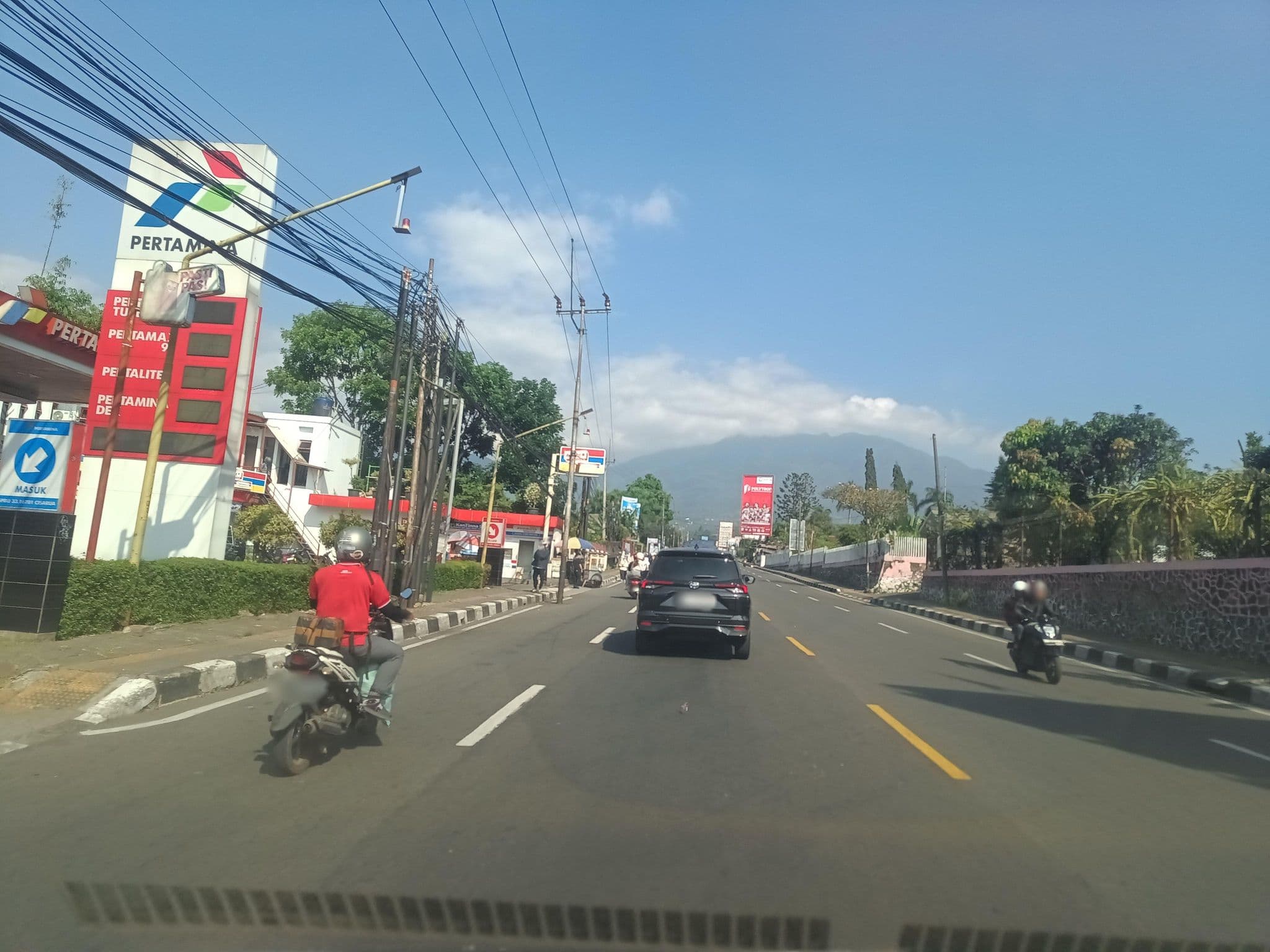 Street view near Royal Safari Garden, Caringin — © hen0ch (CC BY-SA · Mapillary)
