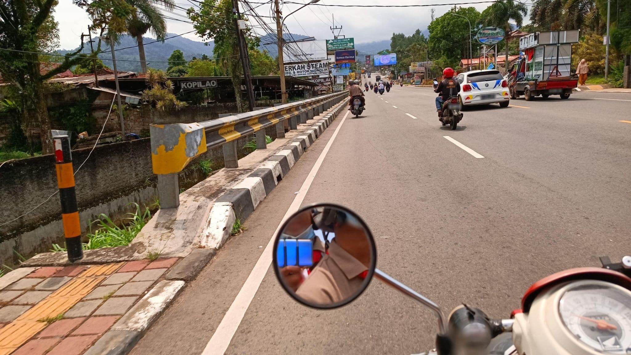 Street view near Ri-lex hotel & cottages, Caringin — © riyadiwibowo (CC BY-SA · Mapillary)