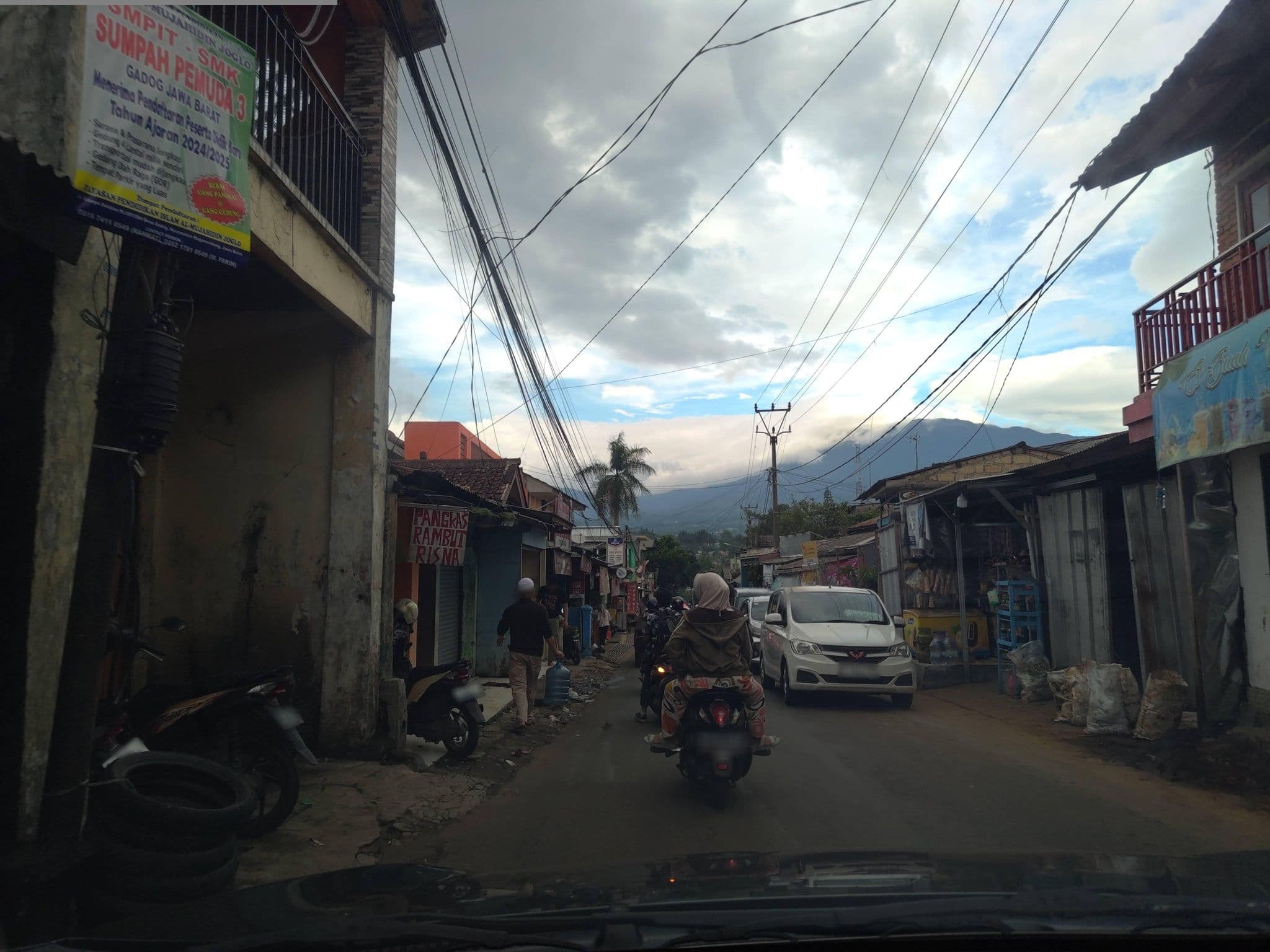 Street view near Andara Resort Puncak, Caringin — © FotoPeta (CC BY-SA · Mapillary)