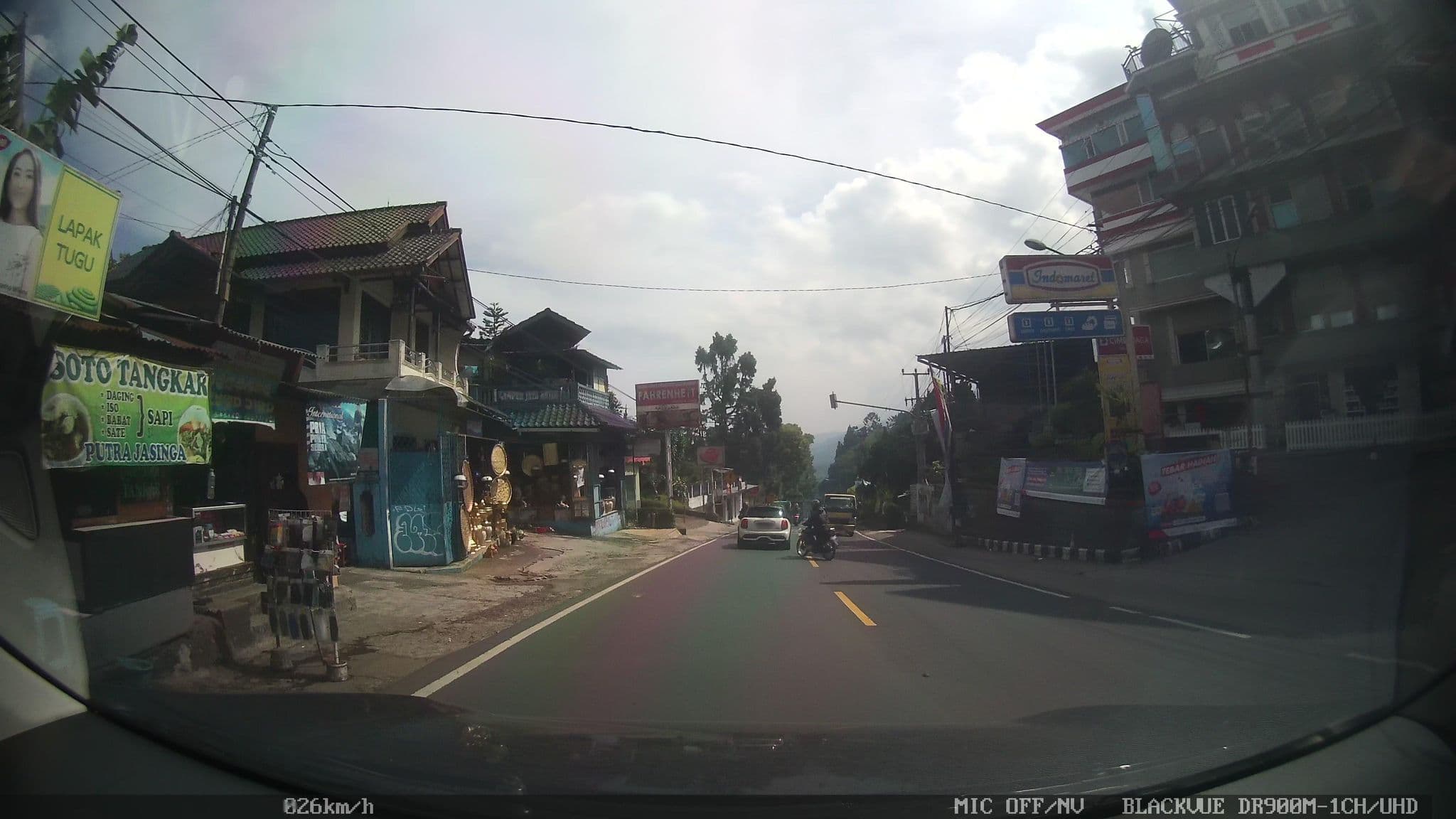 Street view near Room 302, Via Renata Hotel, Caringin — © kaart_2 (CC BY-SA · Mapillary)