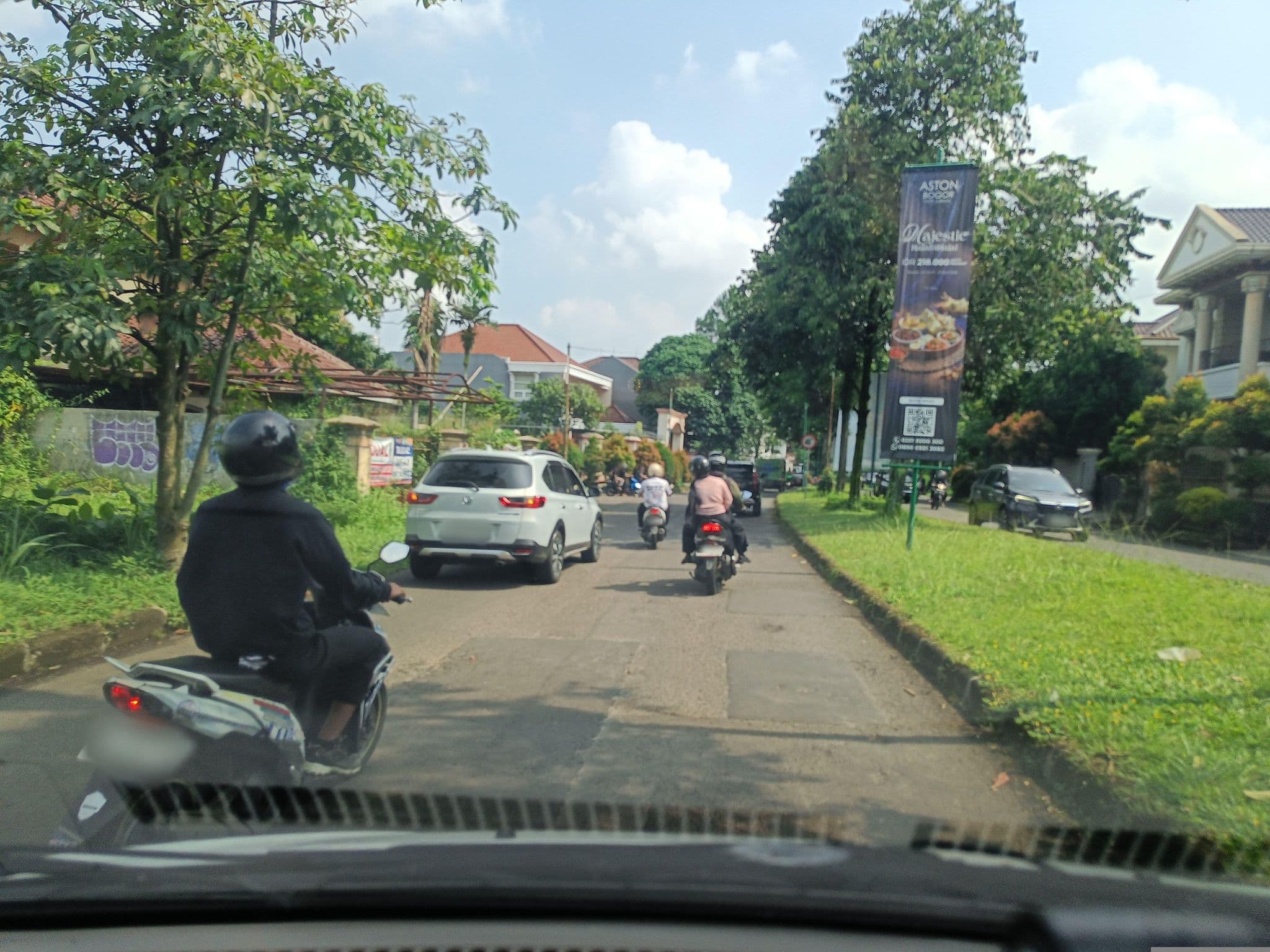 Street view near Sahira Butik Hotel, Bogor — © hen0ch (CC BY-SA · Mapillary)