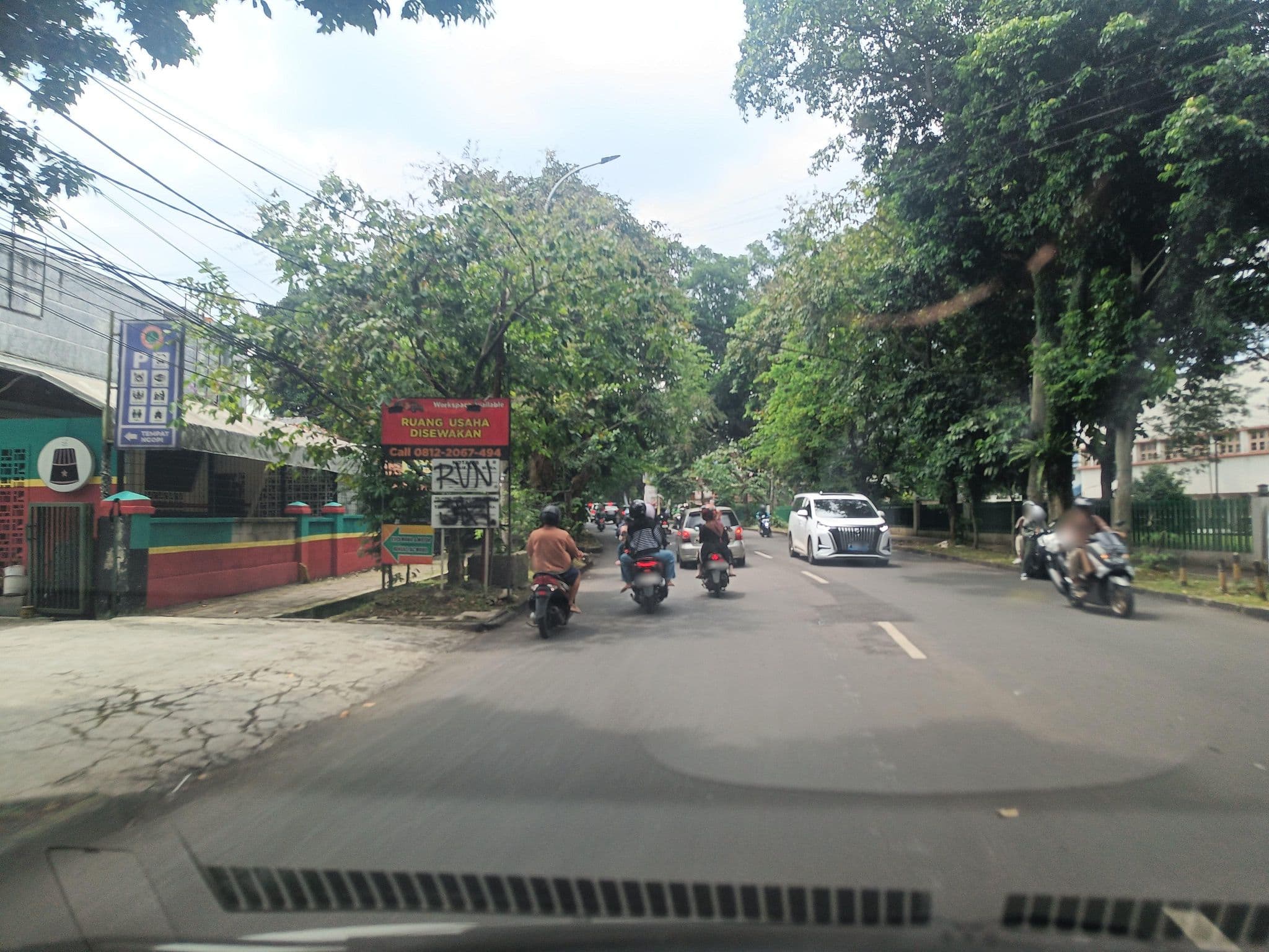 Street view near Wisma Mirah Hotel & Restaurant, Bogor — © hen0ch (CC BY-SA · Mapillary)