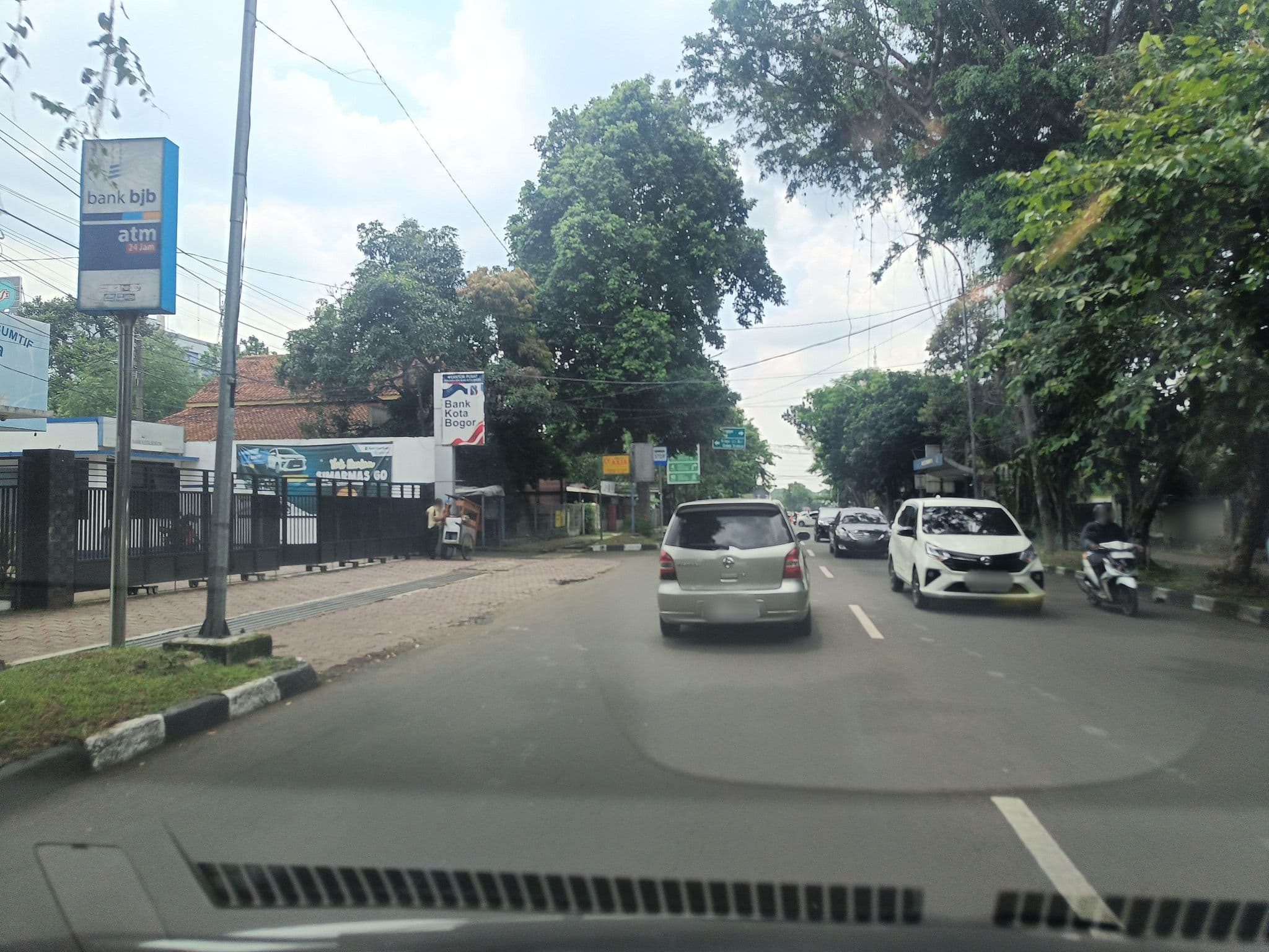 Street view near Padjajaran Suites Resort & Convention, Bogor — © hen0ch (CC BY-SA · Mapillary)