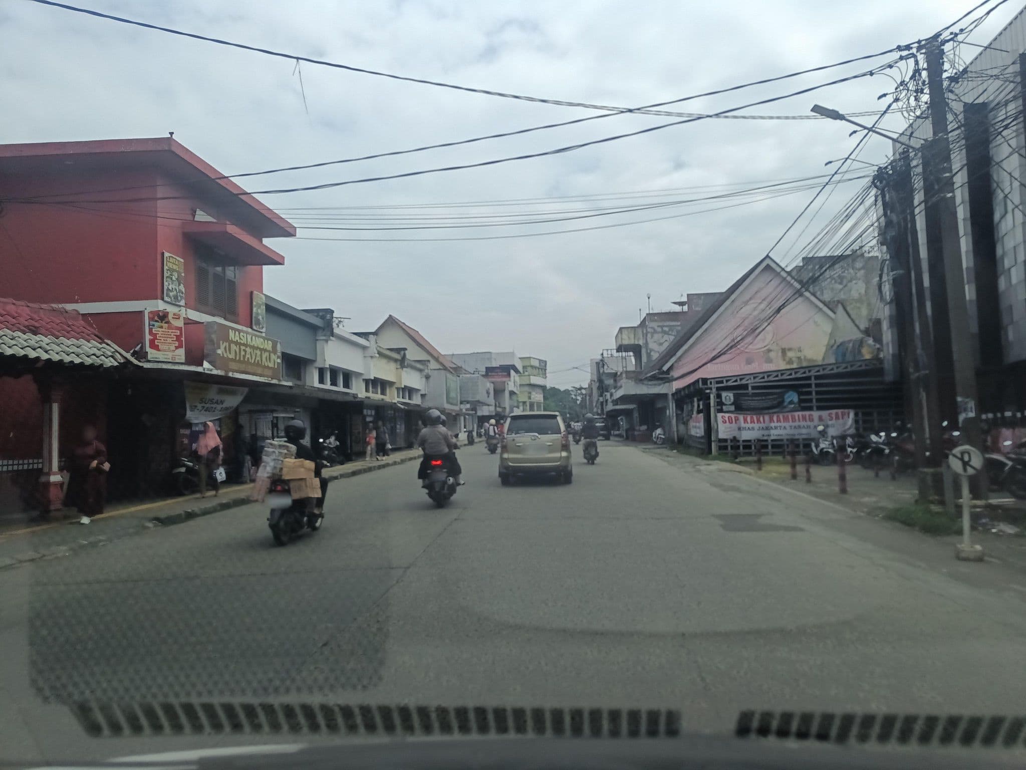 Street view near Hotel Mawar Sari, Bogor — © hen0ch (CC BY-SA · Mapillary)