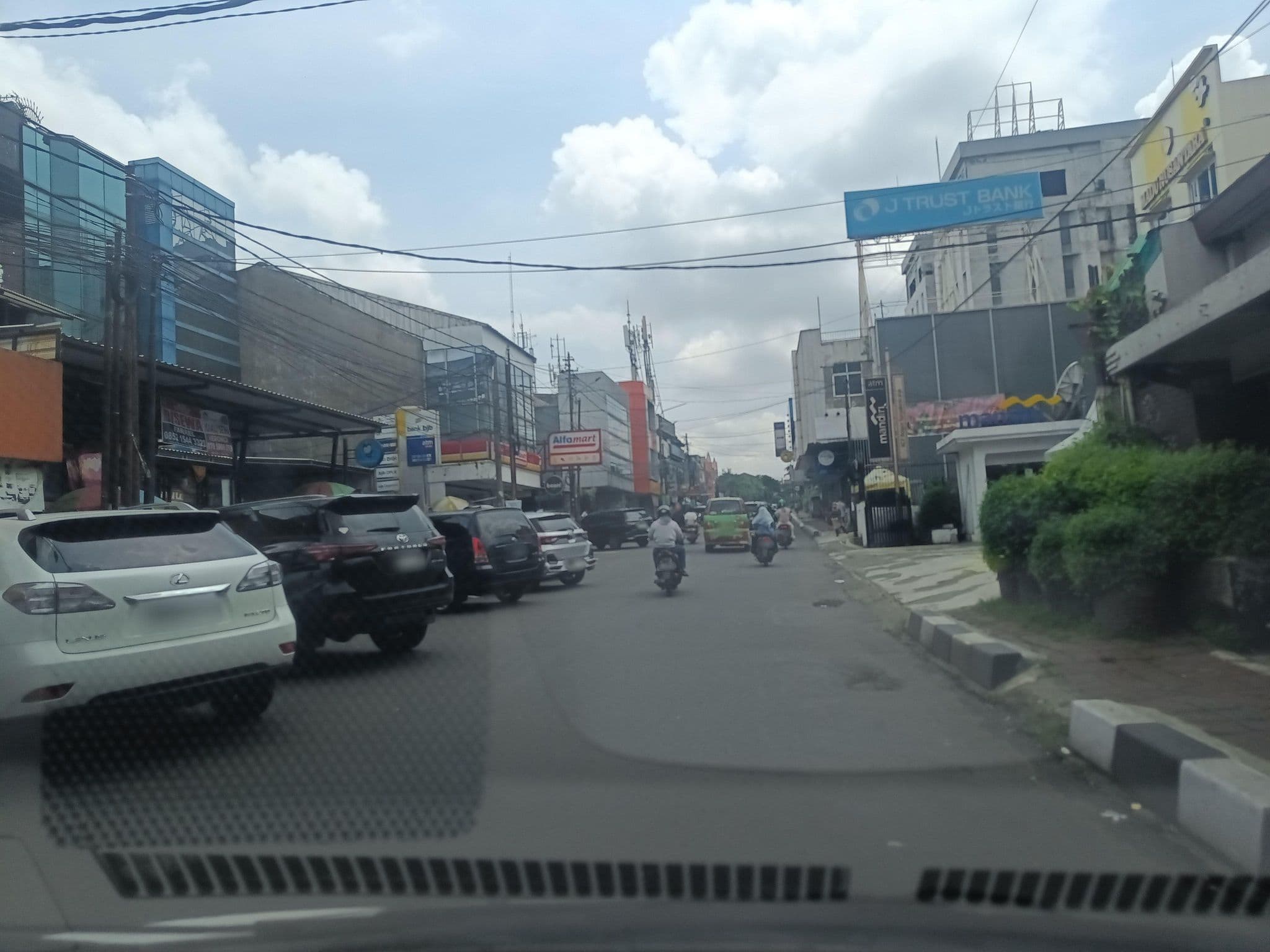 Street view near Bank Mandiri Surya Kencana, Bogor — © hen0ch (CC BY-SA · Mapillary)