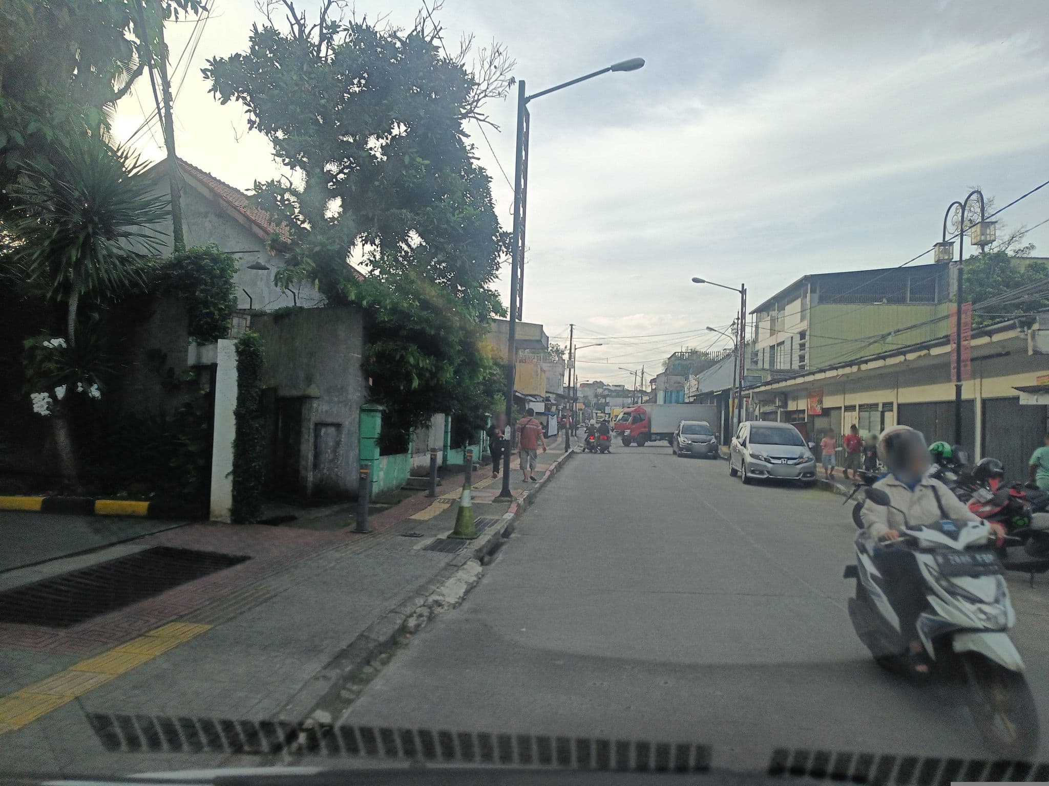 Street view near THE 1O1 Bogor Suryakancana Hotel, Bogor — © hen0ch (CC BY-SA · Mapillary)