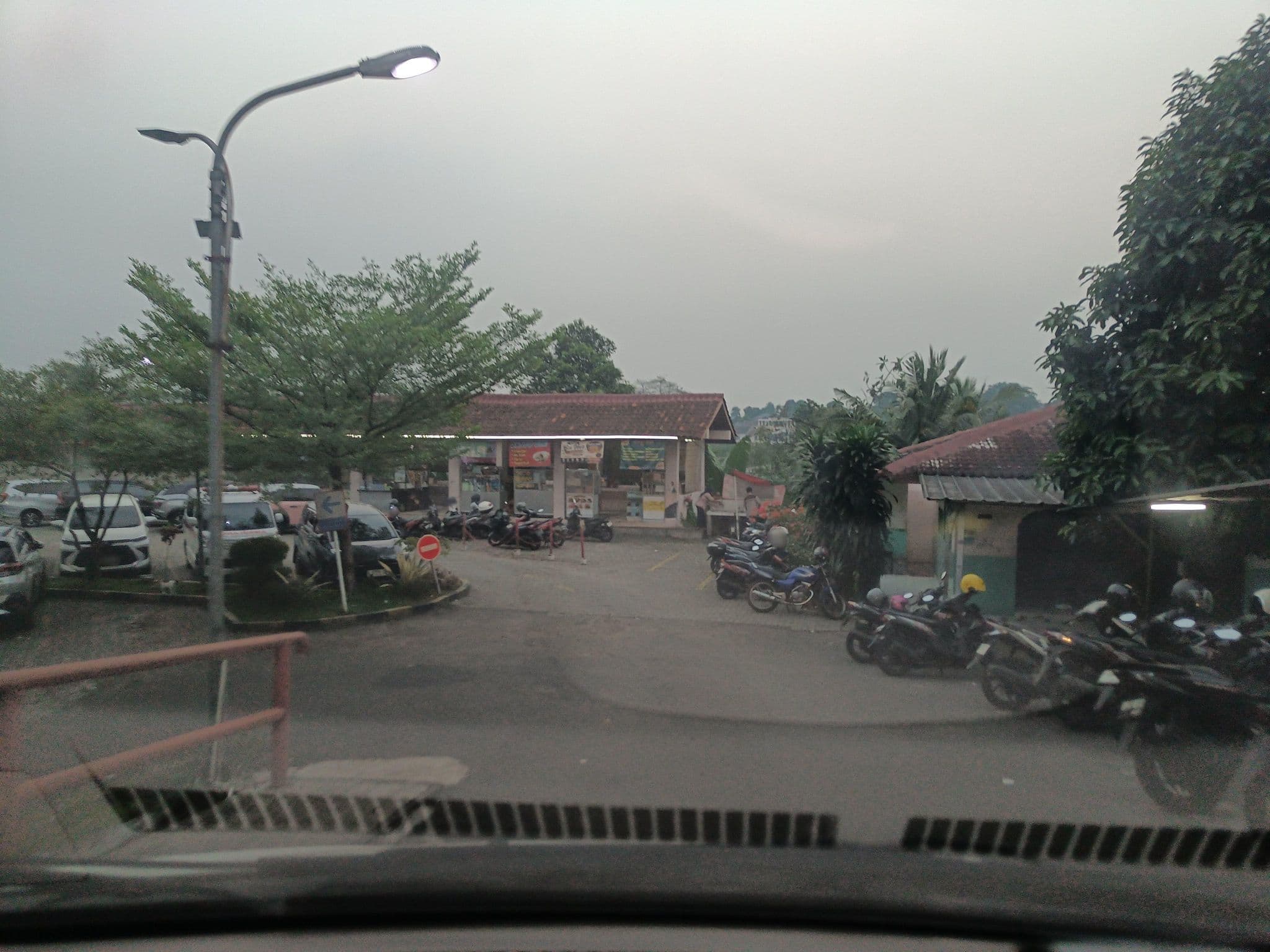 Street view near Salak Padjajaran Hotel, Bogor — © hen0ch (CC BY-SA · Mapillary)