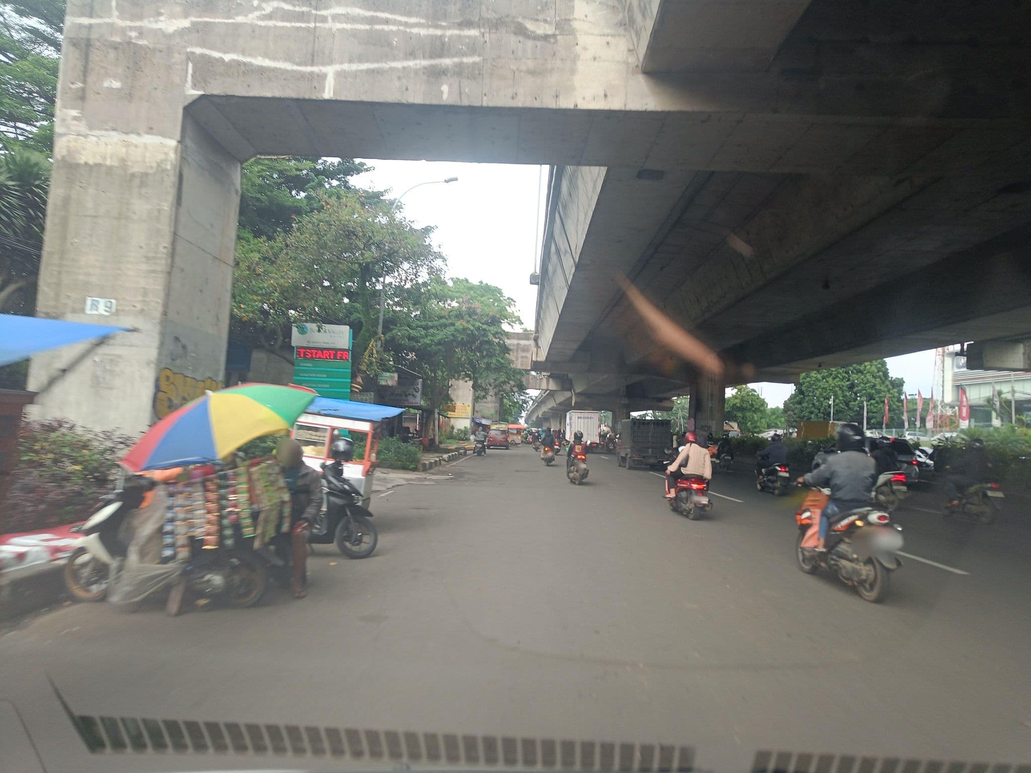 Street view near Bogor Valley Hotel, Bogor — © hen0ch (CC BY-SA · Mapillary)