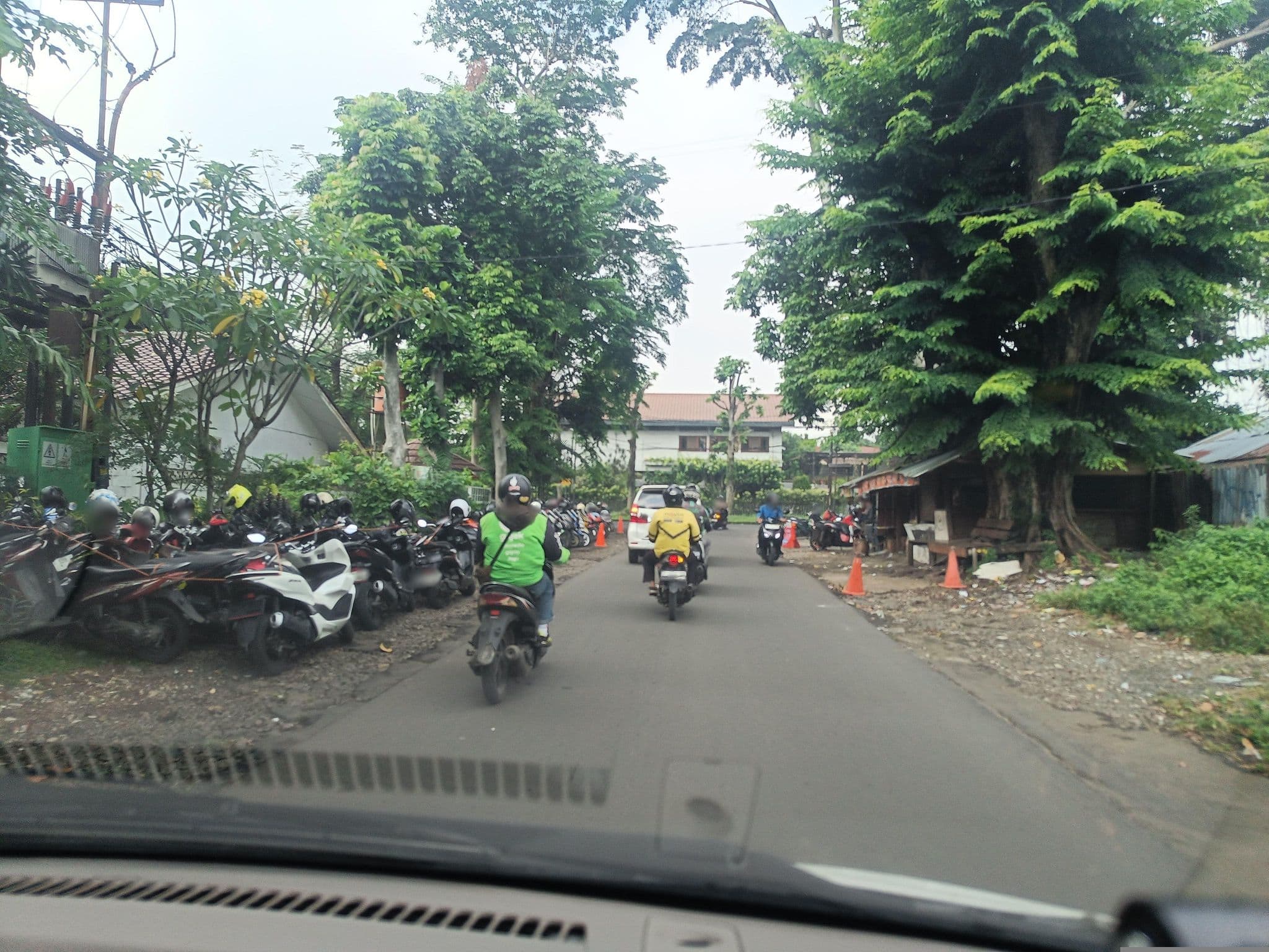 Street view near Nirwana Ballroom - Hotel Aston Bogor, Bogor — © hen0ch (CC BY-SA · Mapillary)