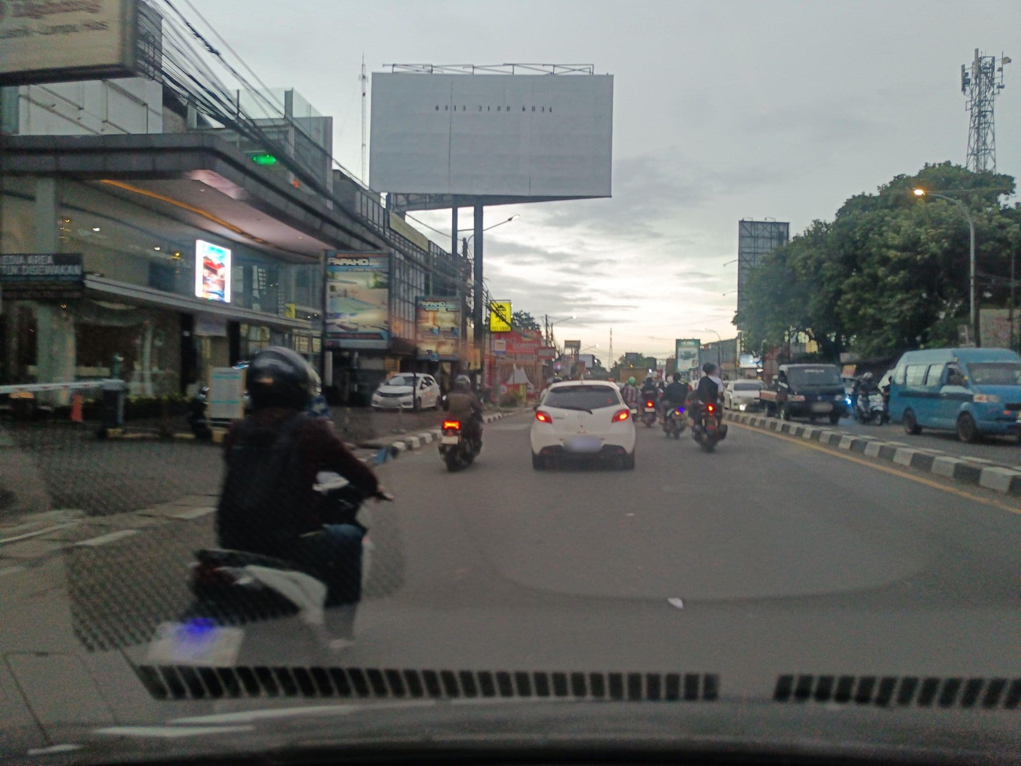 Street view near Papa Ho Hotel, Bogor — © hen0ch (CC BY-SA · Mapillary)