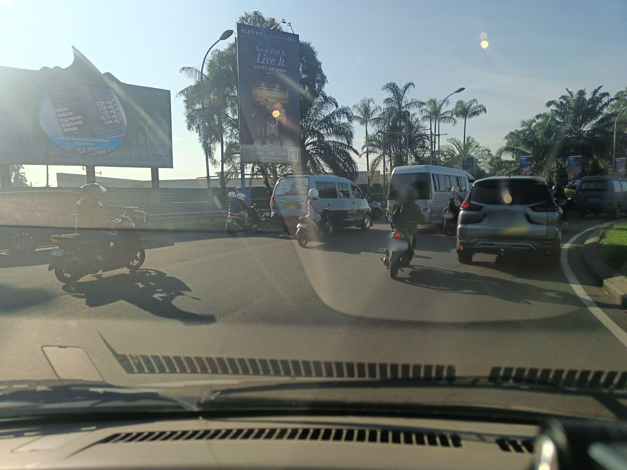 Street view near Hardrock hotel singapore, Ciputat — © hen0ch (CC BY-SA · Mapillary)