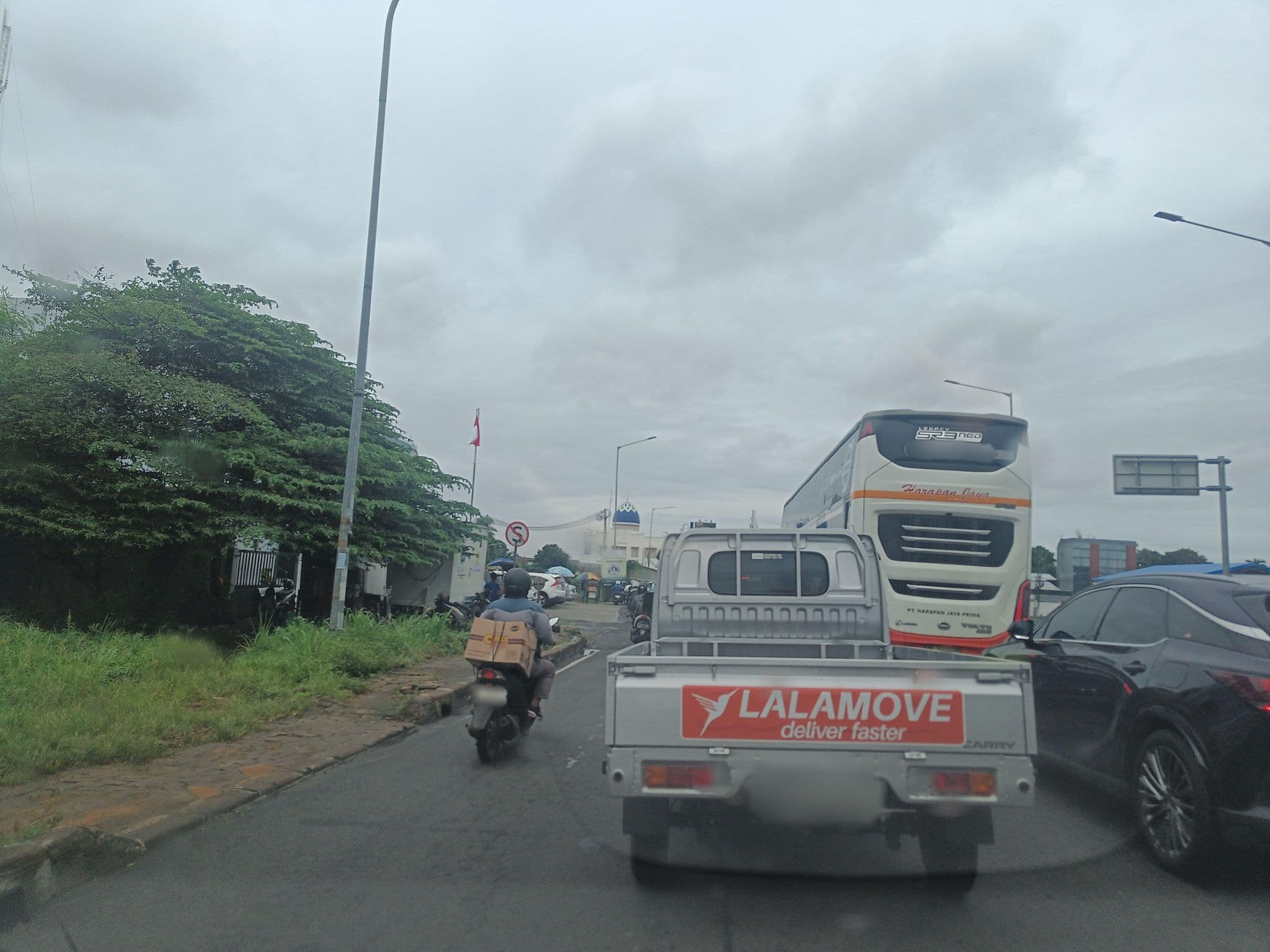 Street view near Hotel sangrila jakarta, Pamulang — © hen0ch (CC BY-SA · Mapillary)