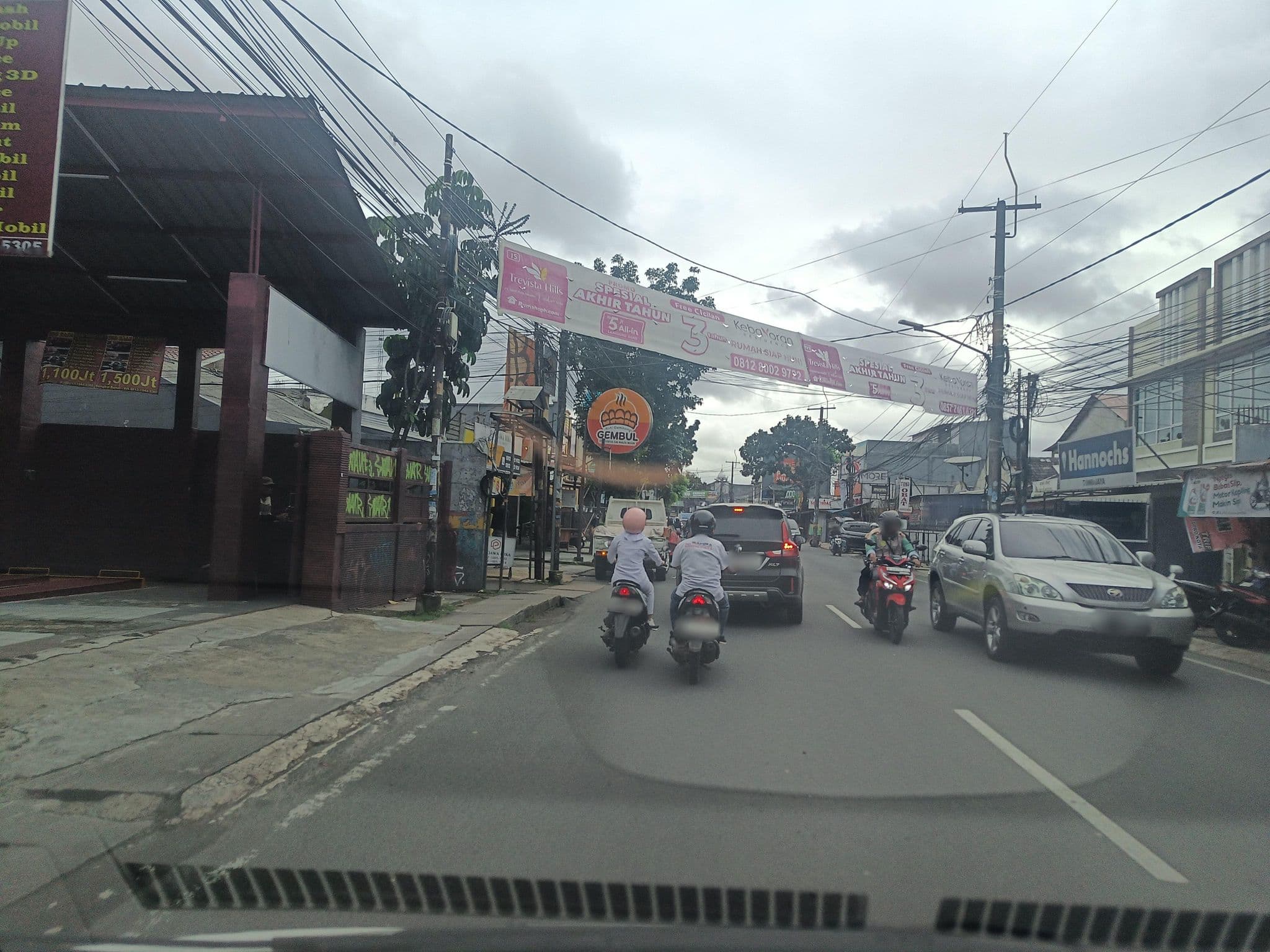 Street view near In da KosT, Pamulang — © hen0ch (CC BY-SA · Mapillary)