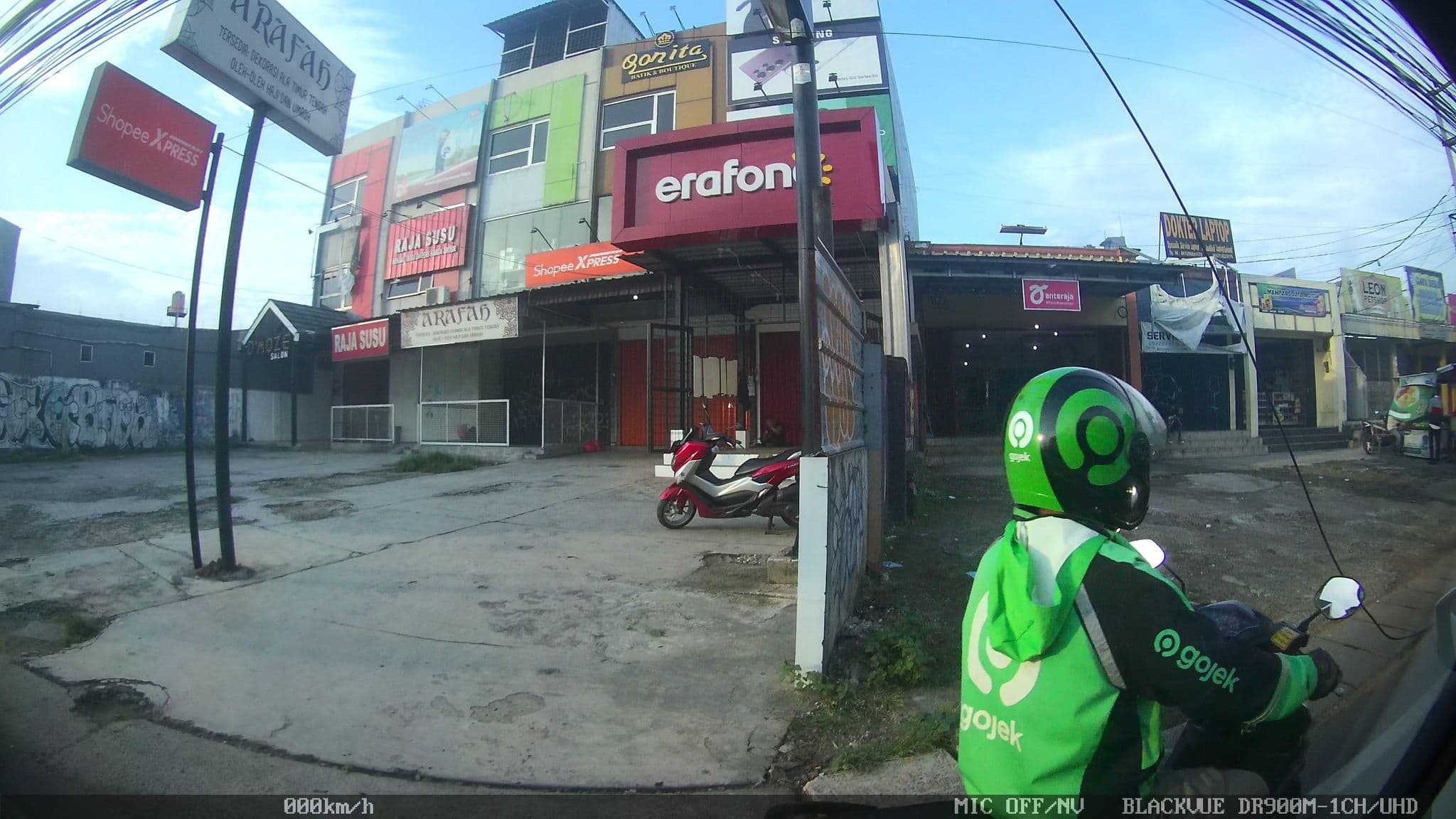 Street view near Hotel Santika, Depok — © kaart5 (CC BY-SA · Mapillary)